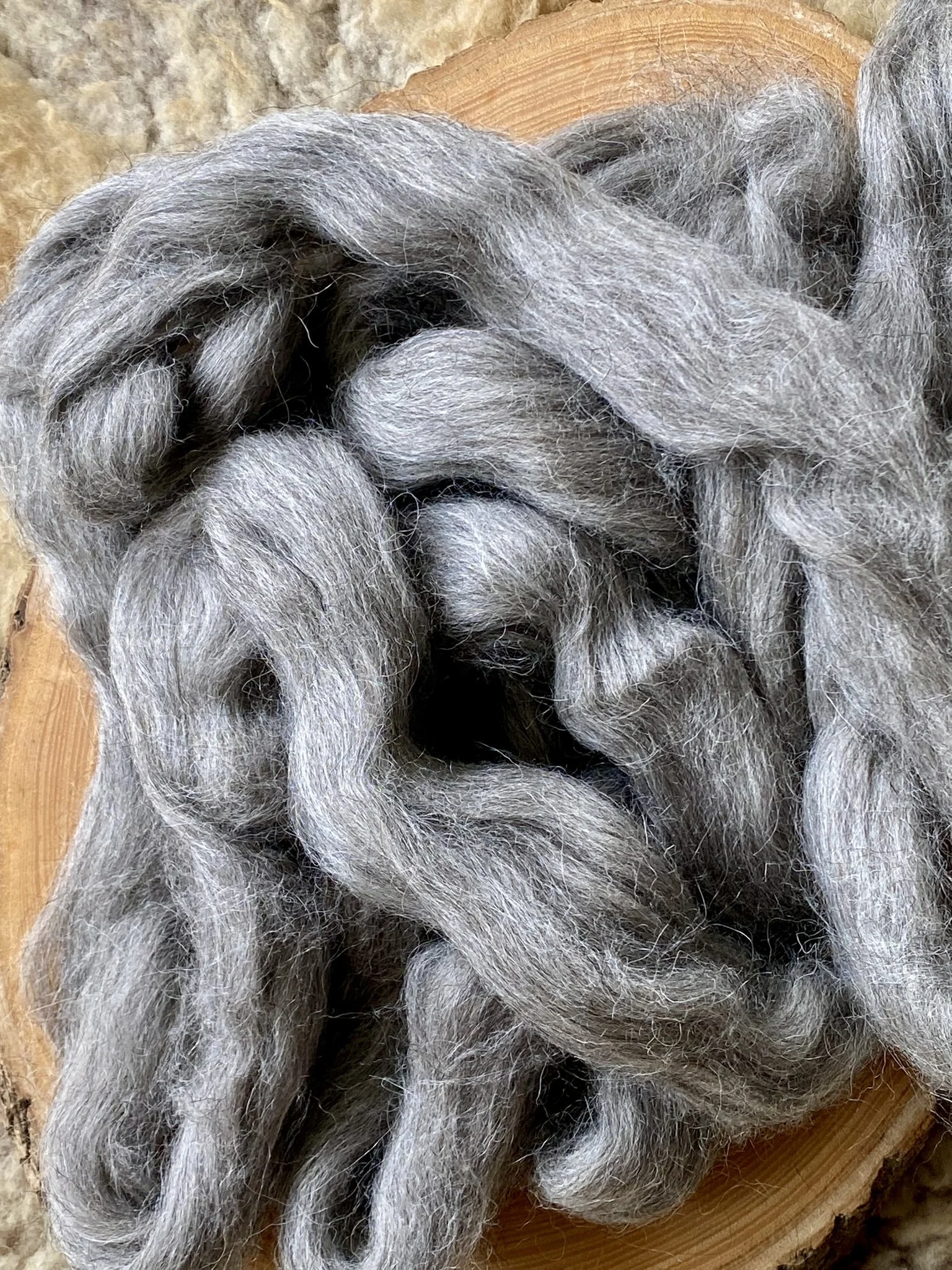 Norwegische Wolle Hellgrau Spinnfasern 100 Gramm
