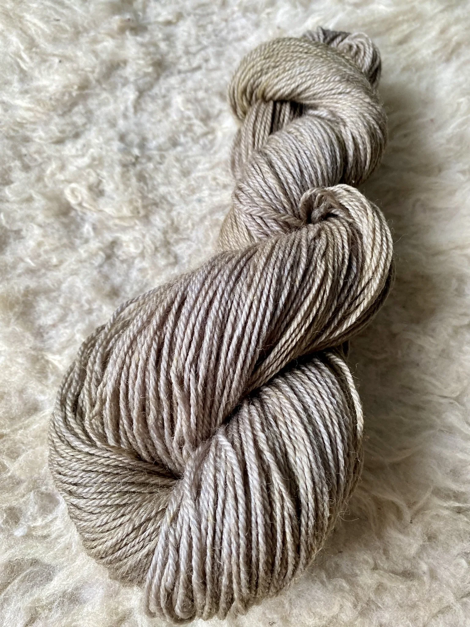 Olive handgefärbtes Garn