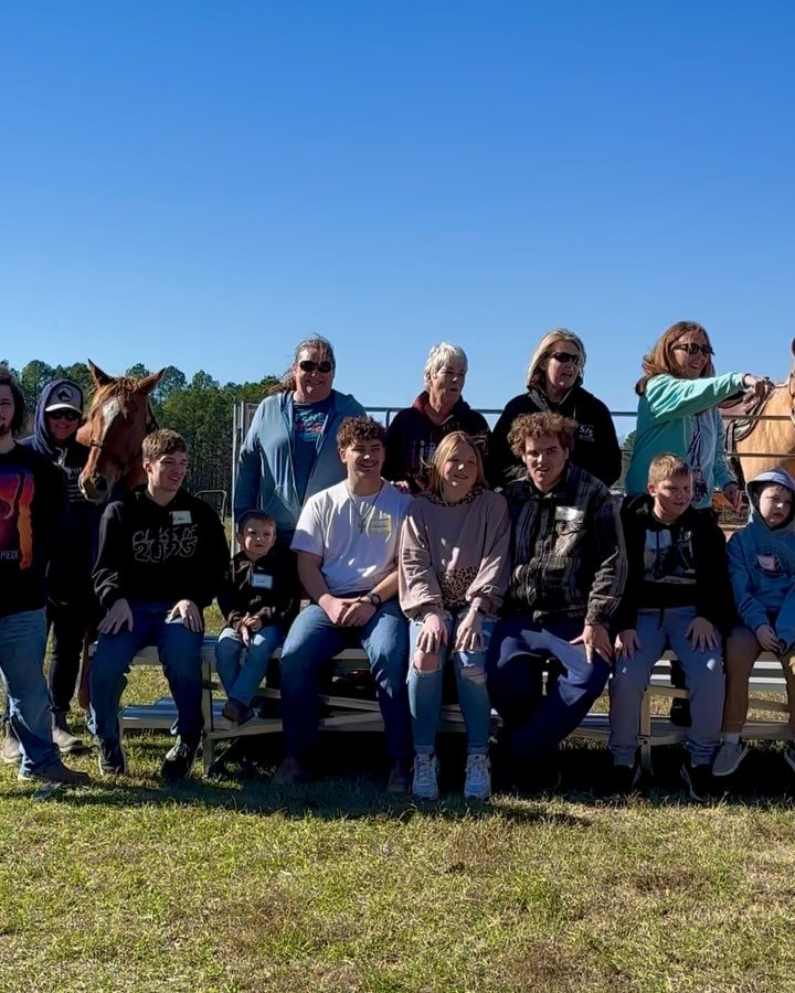 Last week, we had the privilege of welcoming the wonderful students from Mount Ida School District to our Sunshine Days Equine Assisted Learning program! 🌞 This special visit gave the students the opportunity to experience the unique benefits of wor