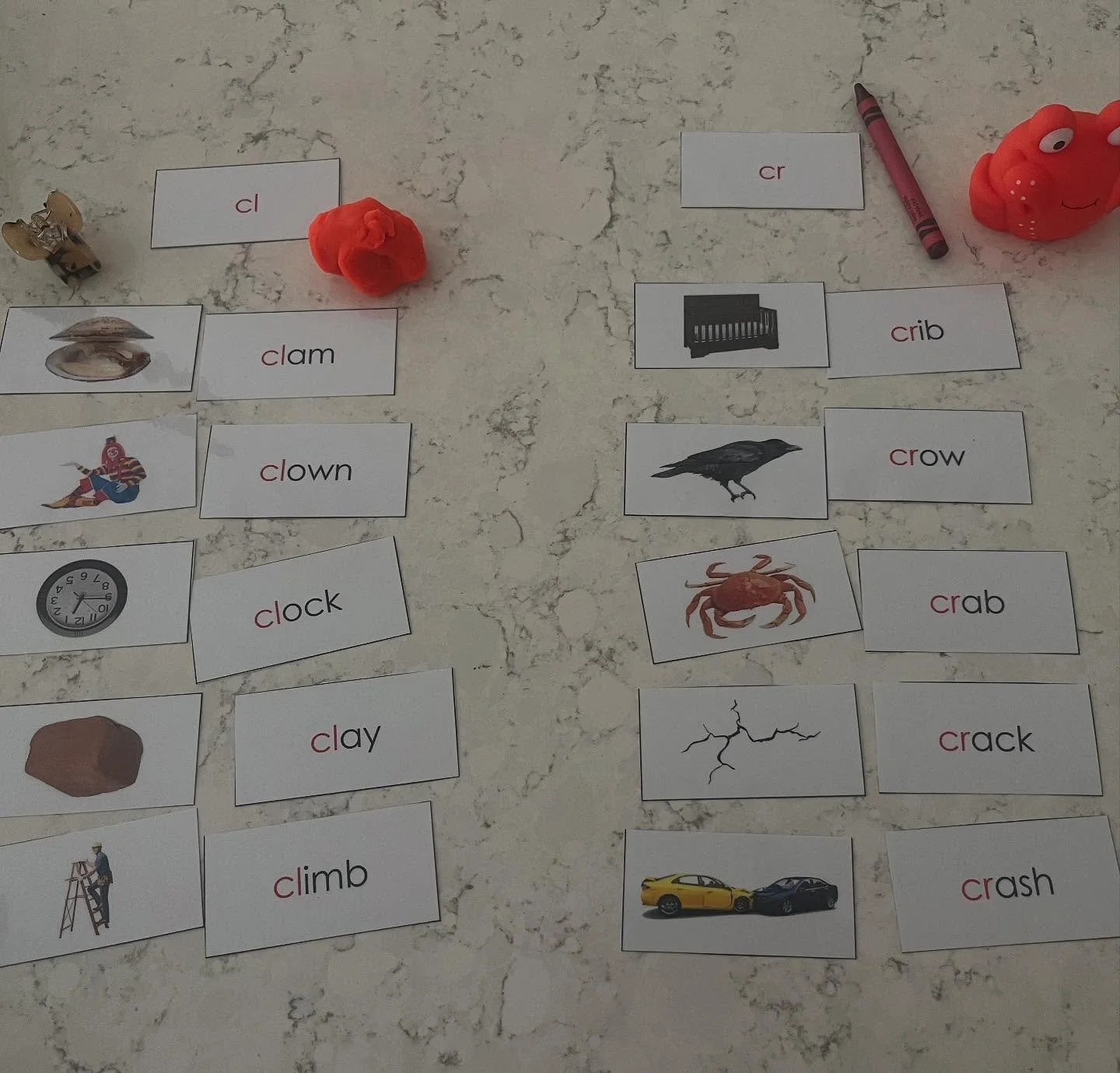 🔤 Consonant Blends in Action!

We make word sorts with consonant blends multisensory and fun. By pairing visuals with tactile objects, students engage in hands-on sorting activities that help them recognize blends like /cl/ and /cr/ in a dynamic way