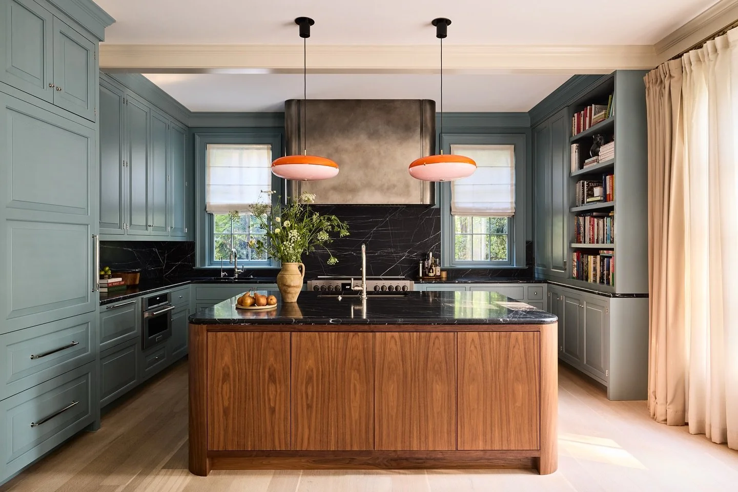 Ultra Home seen in @wallpapermag. Click the link in our bio to read the full feature. 

Interior Designer: @zoefeldmandesign 
Custom Builder: @pyramid_builders 
Custom Sectional: @cabriolestudio 
Photographer: @nicole_franzen 

#pyramidbuilt #ultraho