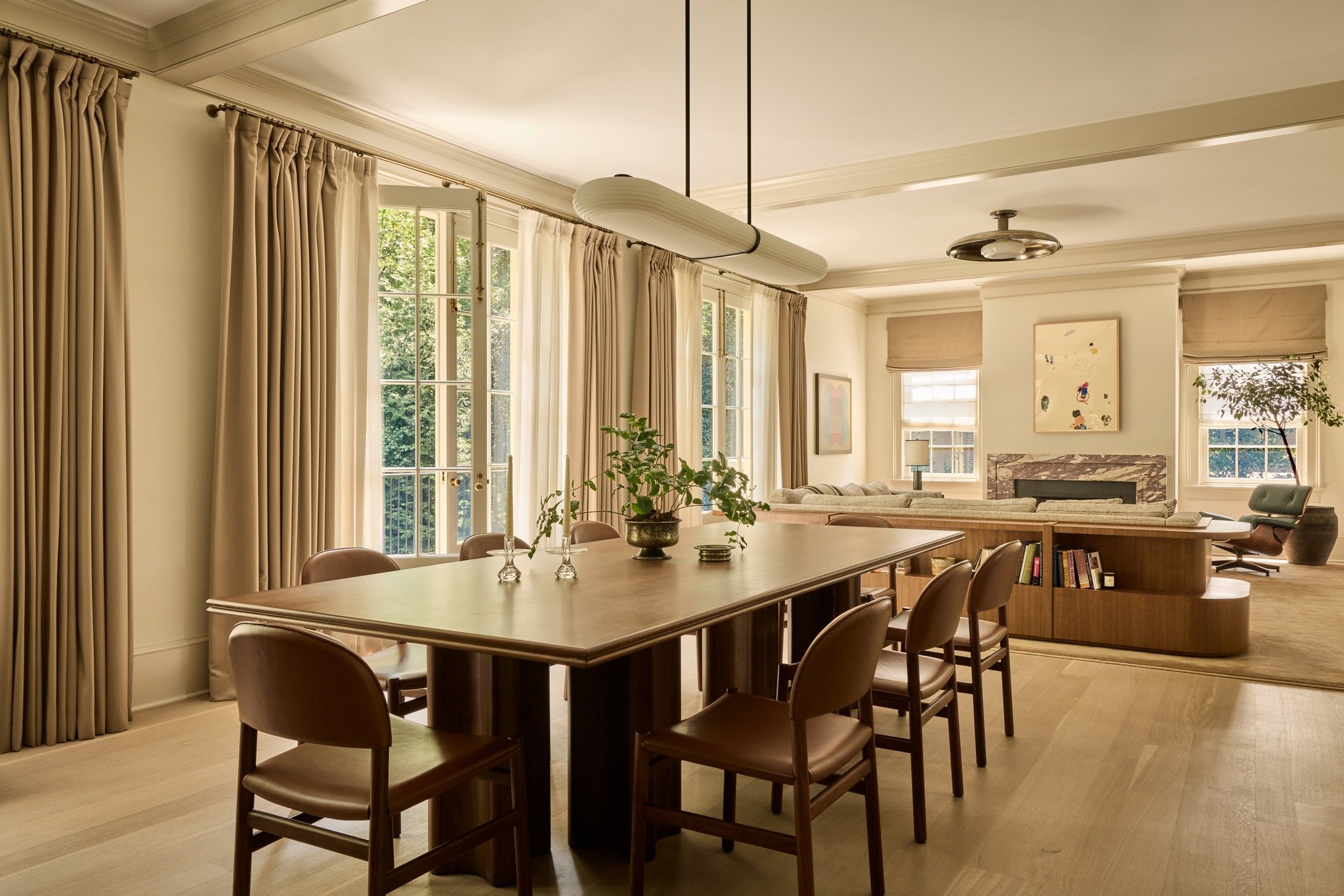 Spring light and seamless flow. 

Designer: @zoefeldmandesign 
Custom Builder: @pyramid_builders 
Custom Sectional: @cabriolestudio 
Photographer: @nicole_franzen 

#pyramidbuilt #ultrahome #zoefeldman #customhome