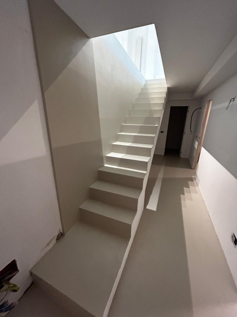 MICROCEMENTO VS RESINA: GUIDA DEFINITIVA PER SCEGLIERE (O PER NON SBAGLIARE)