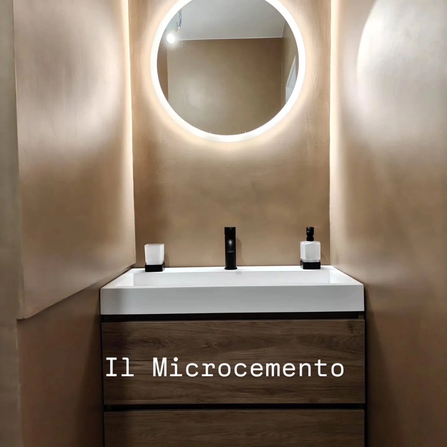 Quando lo spazio &egrave; poco, ogni interruzione pesa.
Una finitura continua elimina fughe e stacchi visivi.
Il risultato? Un bagno piccolo che appare pi&ugrave; ampio, calmo e luminoso.

#microcemento #finituracontinua #finituradecorativa #calce #i