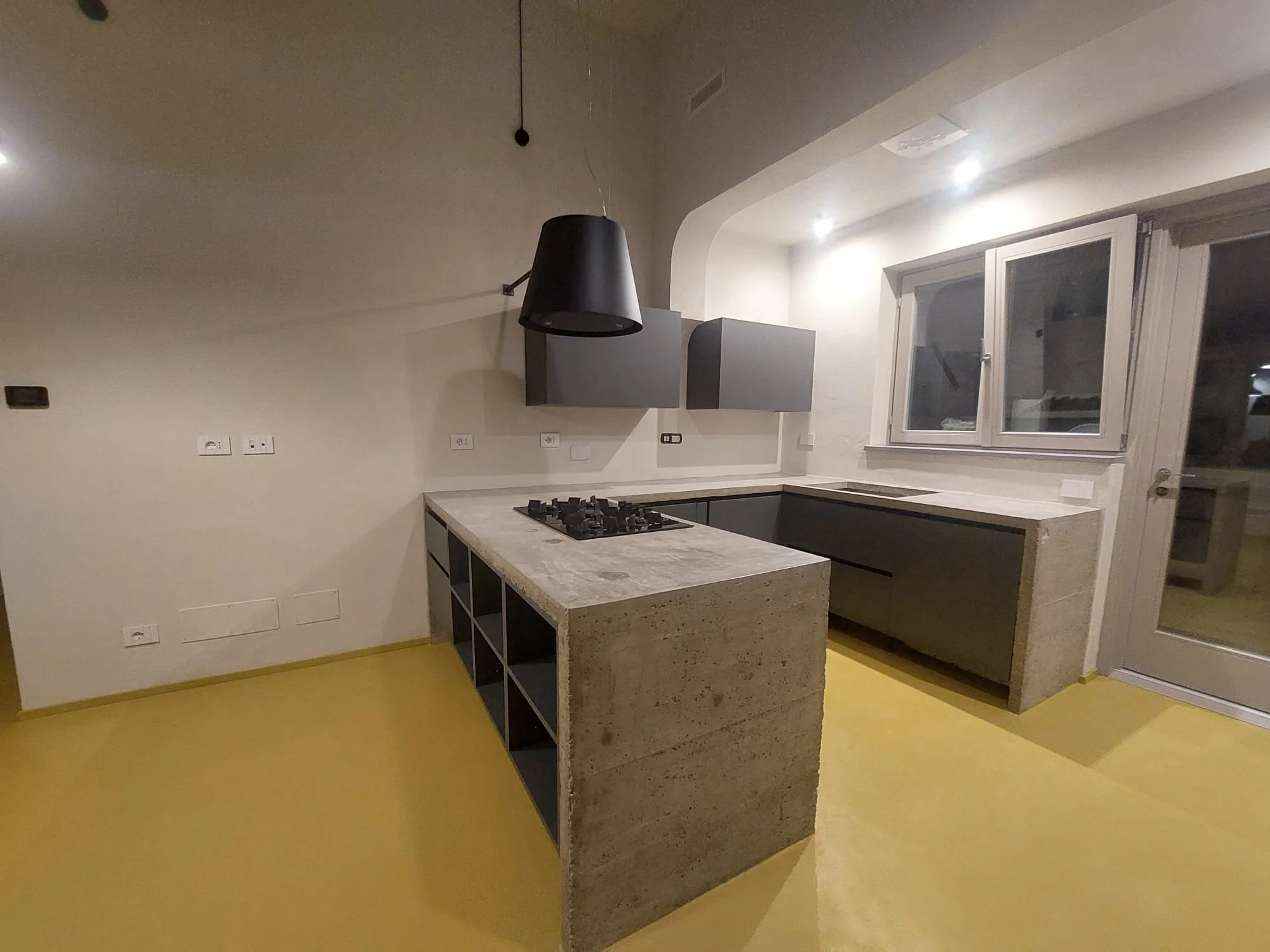 Cucina con microcemento a Torino, pavimento continuo facile da pulire