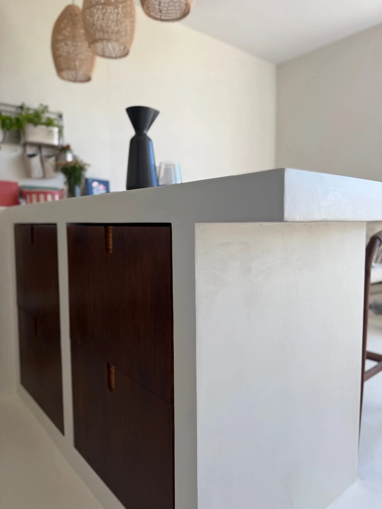 Dettaglio texture microcemento, finitura materica satinata (Torino)