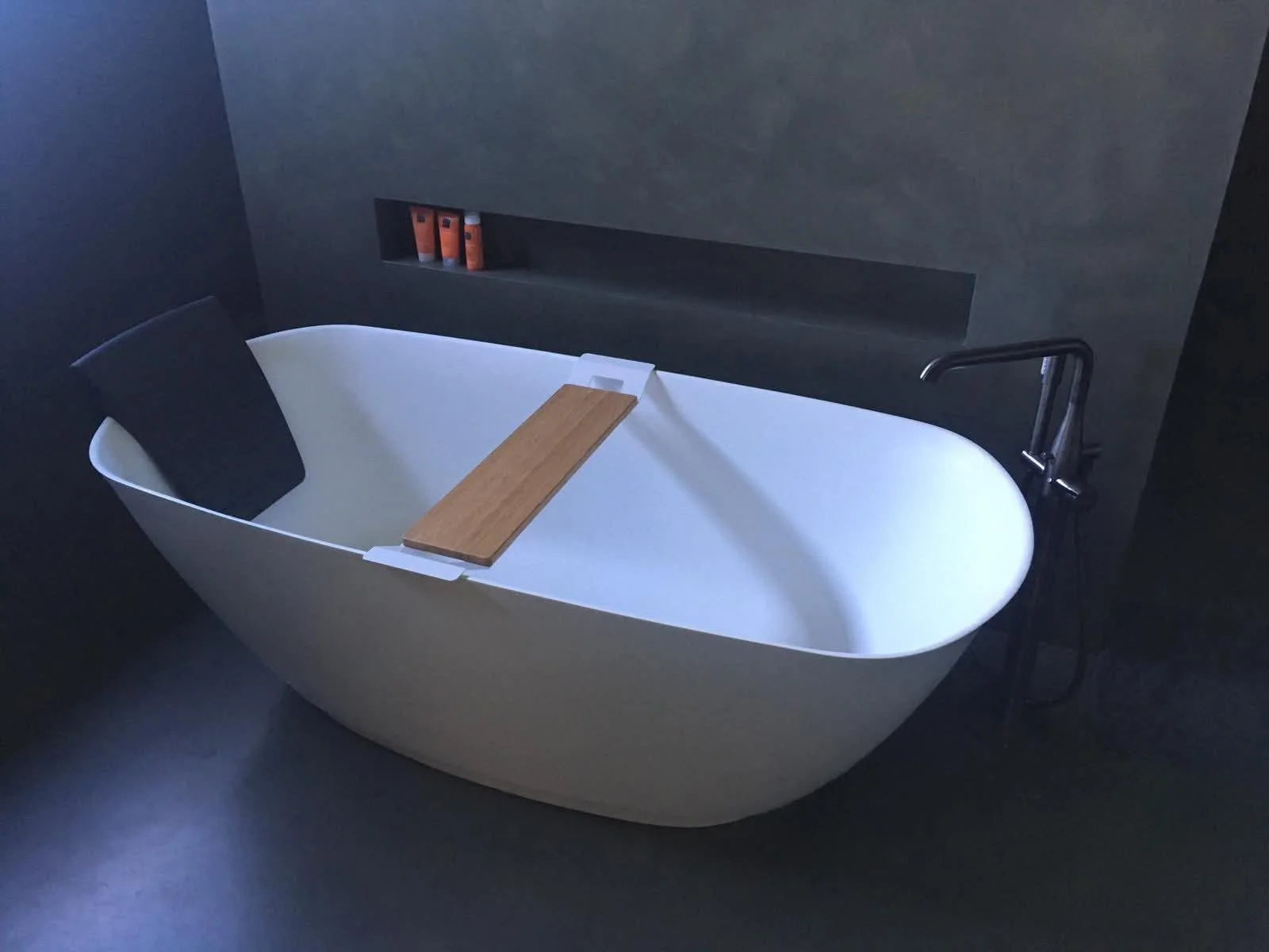 Bagno in microcemento a Torino, pareti e pavimento senza fughe