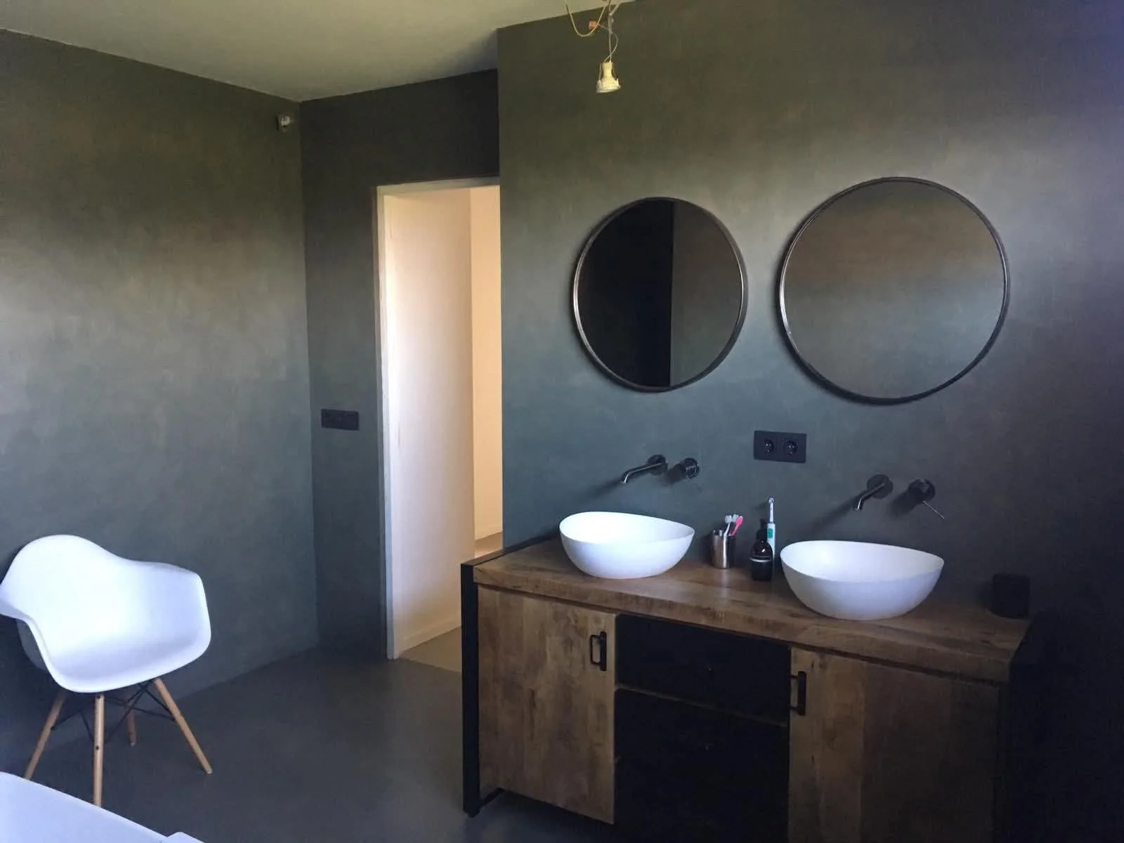 Microcemento su piastrelle esistenti a Torino, rinnovo senza demolizioni