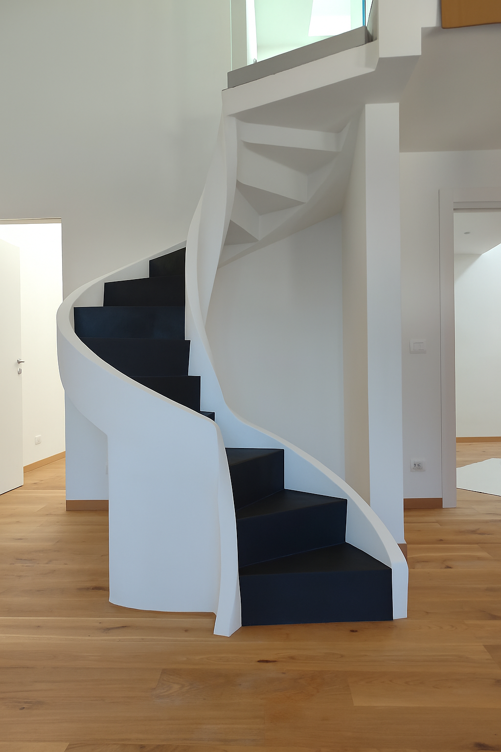 Scala interna in microcemento a Torino, pedate e alzate continue