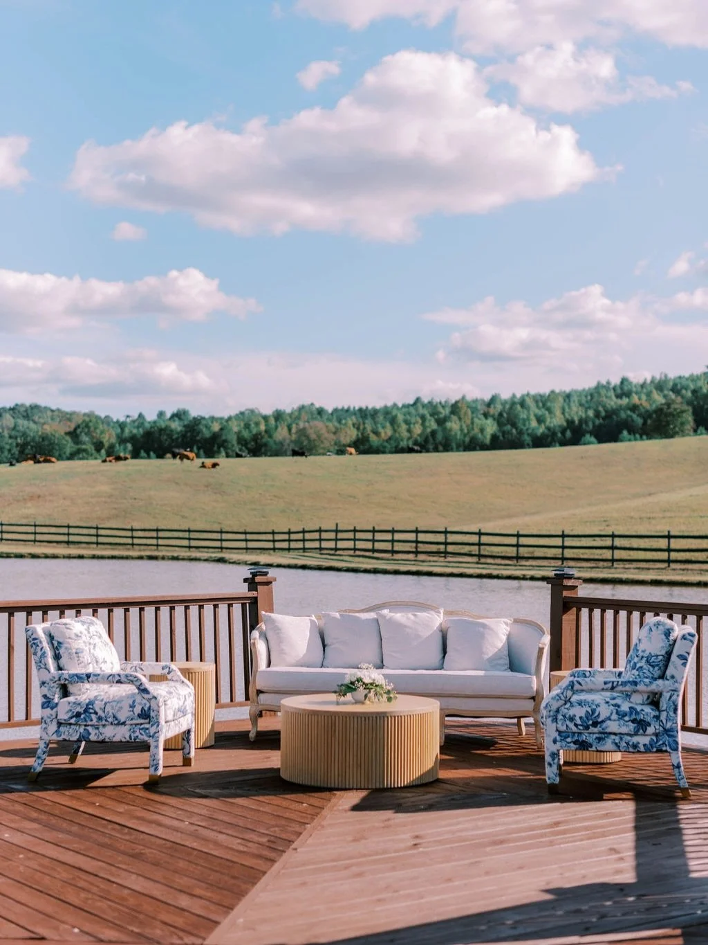 K+E&rsquo;s details were classic, timeless and rooted in the South. 💍 

Blue and white toile, layered florals, hand-crafted elements and a touch of country charm &mdash; all designed to feel effortless and personal. 🩵 

www.alysonjeanevents.com

Pl