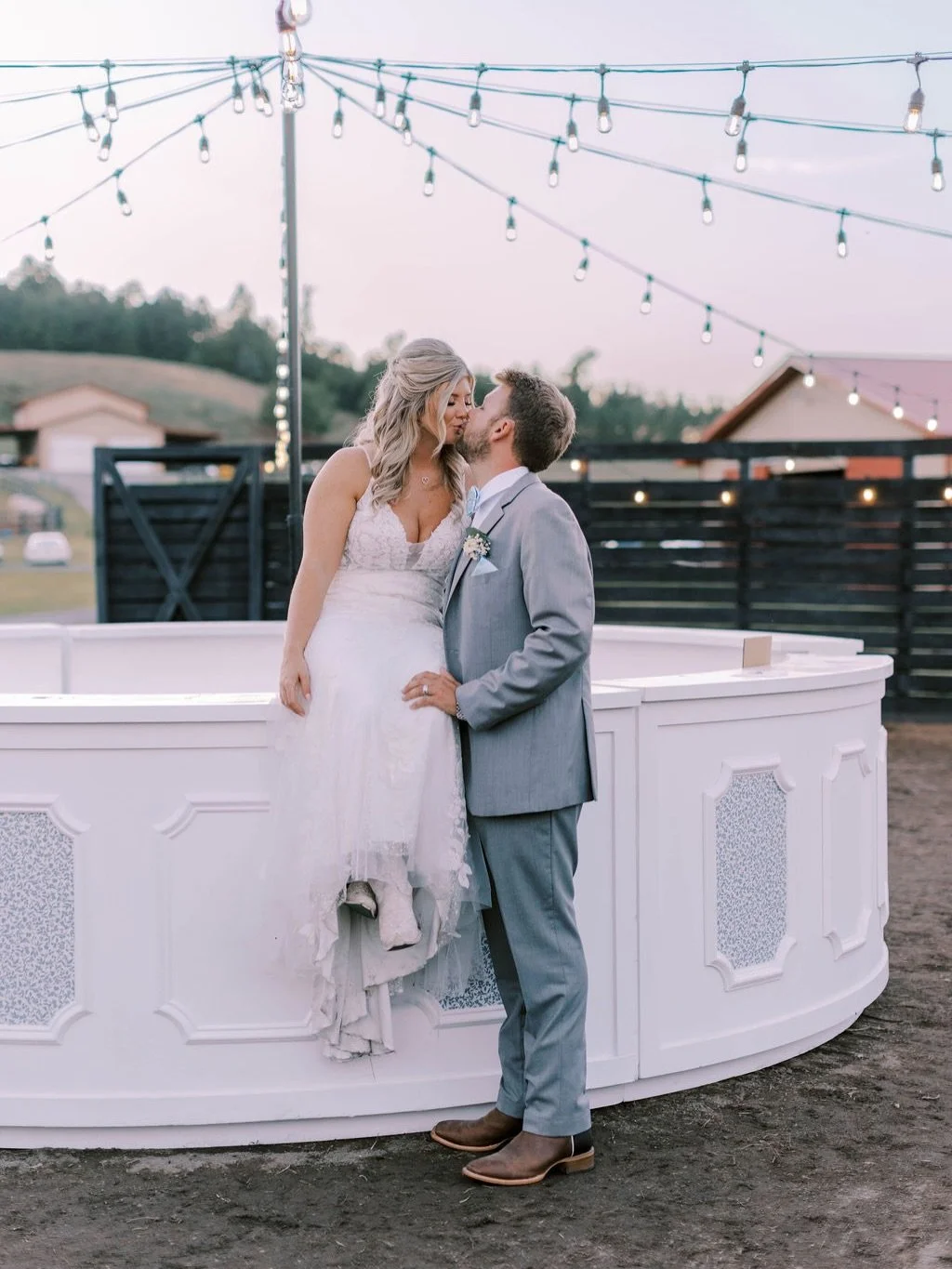 When you&rsquo;re getting married on a horse farm, incorporating the round pen into the design is a must!🐴

K+E&rsquo;s cocktail hour featured an elegant white circular bar with delicate floral inlays, nestled inside a rustic wooden horse round pen 