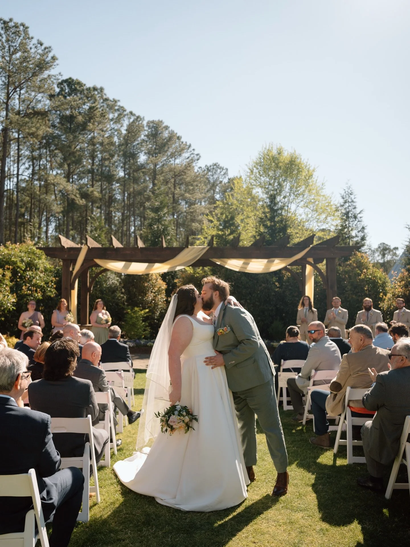 Carly &amp; Joe&rsquo;s spring wedding was the perfect blend of beauty and pure fun 🌸✨ 

Pastel details everywhere, a Hurricanes jersey guest book (so them), and a courtyard that felt like a dream &mdash; Italian ices, cannolis and a full candy bar 