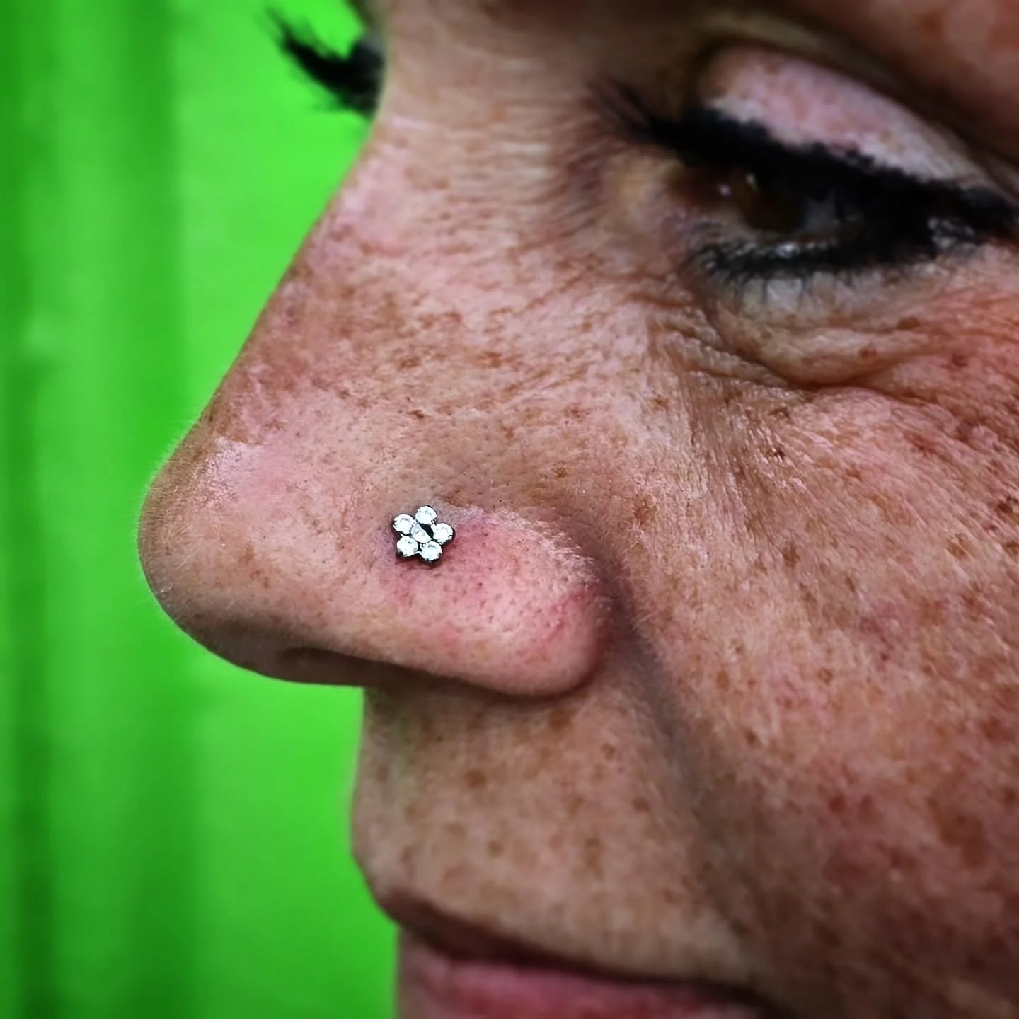 No watering, no wilting &mdash; just endless #sparkle💎✨️ This client upgraded their existing #nosepiercing with a #threadless implant-grade #titanium #flower from @neometaljewelry 🌸

&gt;&gt;&gt; polish so crisp you can literally see the clouds ref