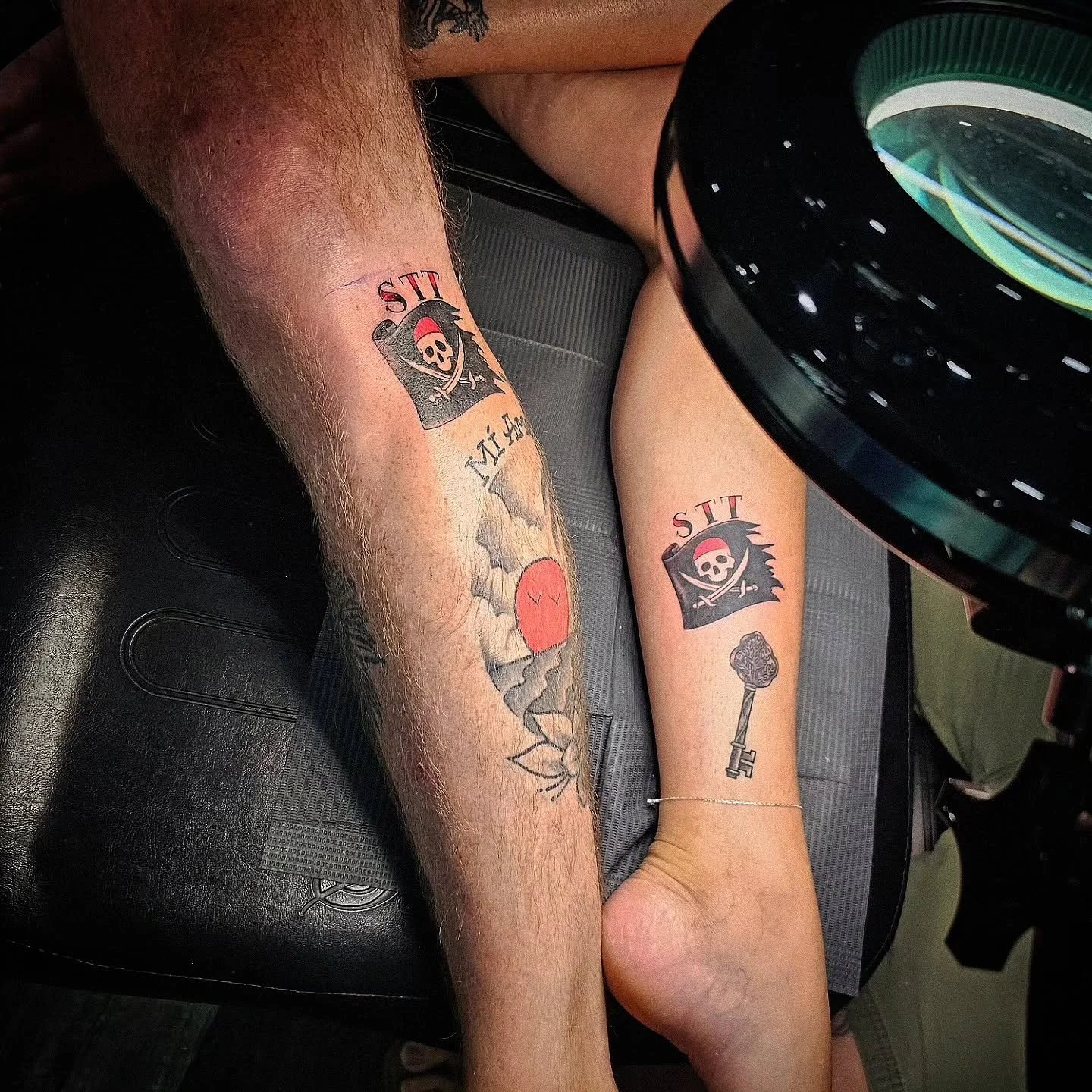 Two #flags, one crew &gt;&gt;&gt; #matchingtattoos for this ride-or-die pair 🏴&zwj;☠️❤️&zwj;🔥

Artist: @robtattooguy 
.
.
.
#legacytattoovi #YouArePartOfOurLegacy #couplestattoo #pirateflag #jollyroger #pirates #usvi #virginislands #usvirginislands