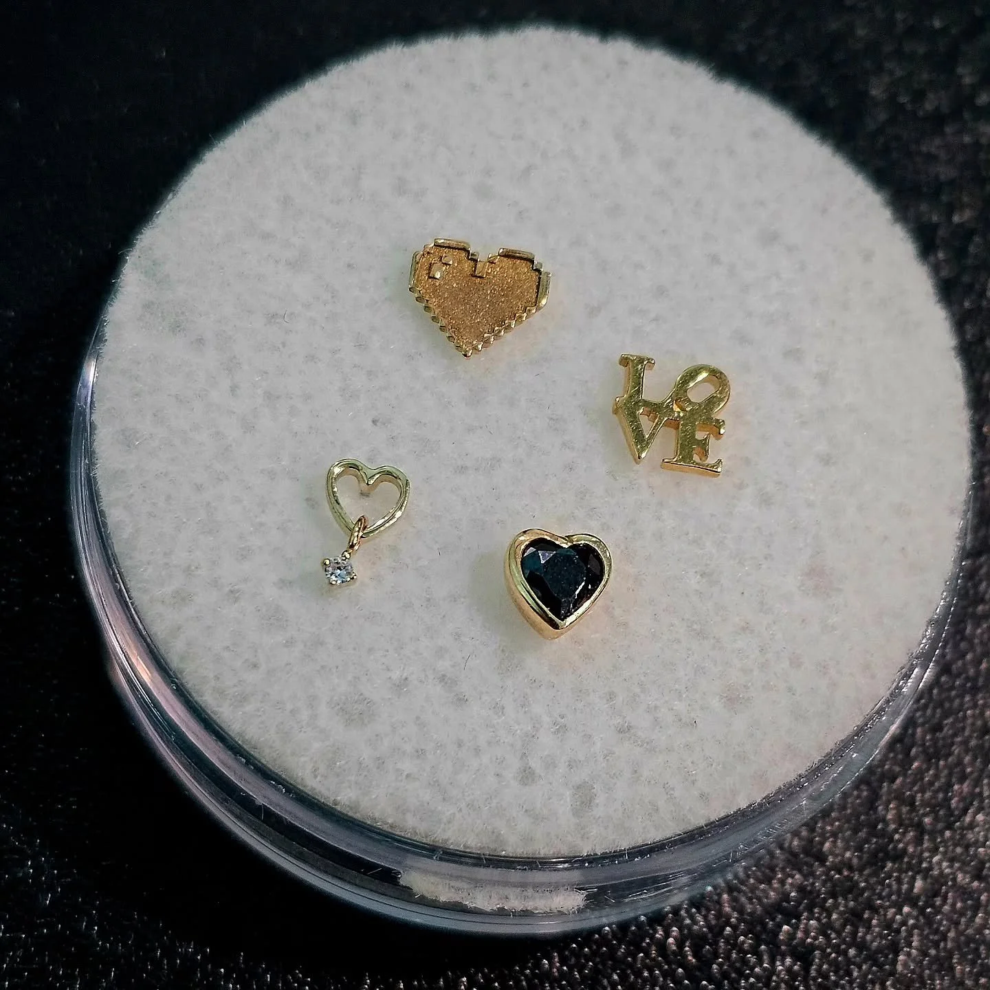 All heart, no heartbreak 💕 

Just some of our #14kgold + implant-grade titanium threadless tops, sitting here minding their business and being flawless. Come fall in love 💘

Featuring pieces from:
@junipurrjewelry
@emberbodyjewelry
@norvoch
@buddha