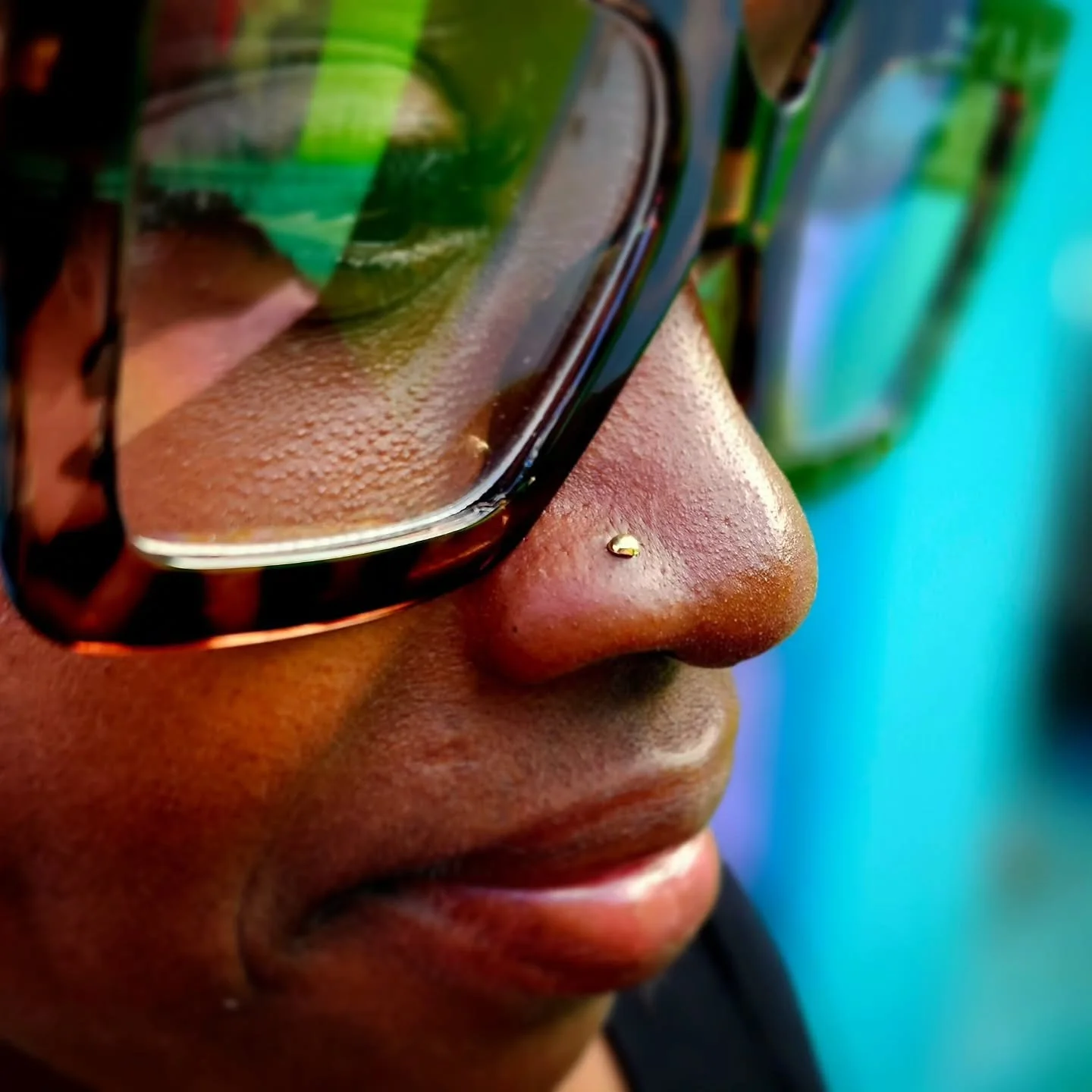 A solid setup from start to finish ✨️
Our client chose a #14kgold 2.5mm threadless Dome top from @divinitymetals for their existing #nosepiercing, anchored with an implant-grade titanium (ASTM F-136) labret from @cascadebodyjewelry for a smooth, comf