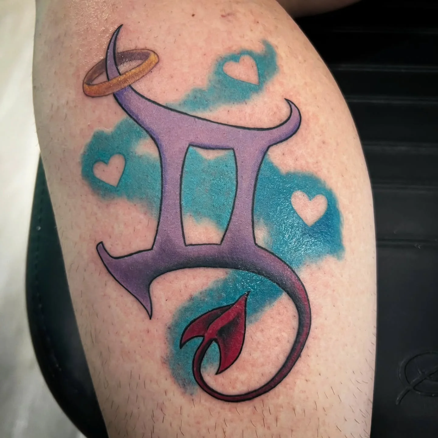 We love when you bring us ideas to build from!! 🙌 This piece started with a reference photo and was reworked into something unique to our client. It was also drawn directly on the skin >>> #nostencilneeded

👆➡️ Swipe to see the original in