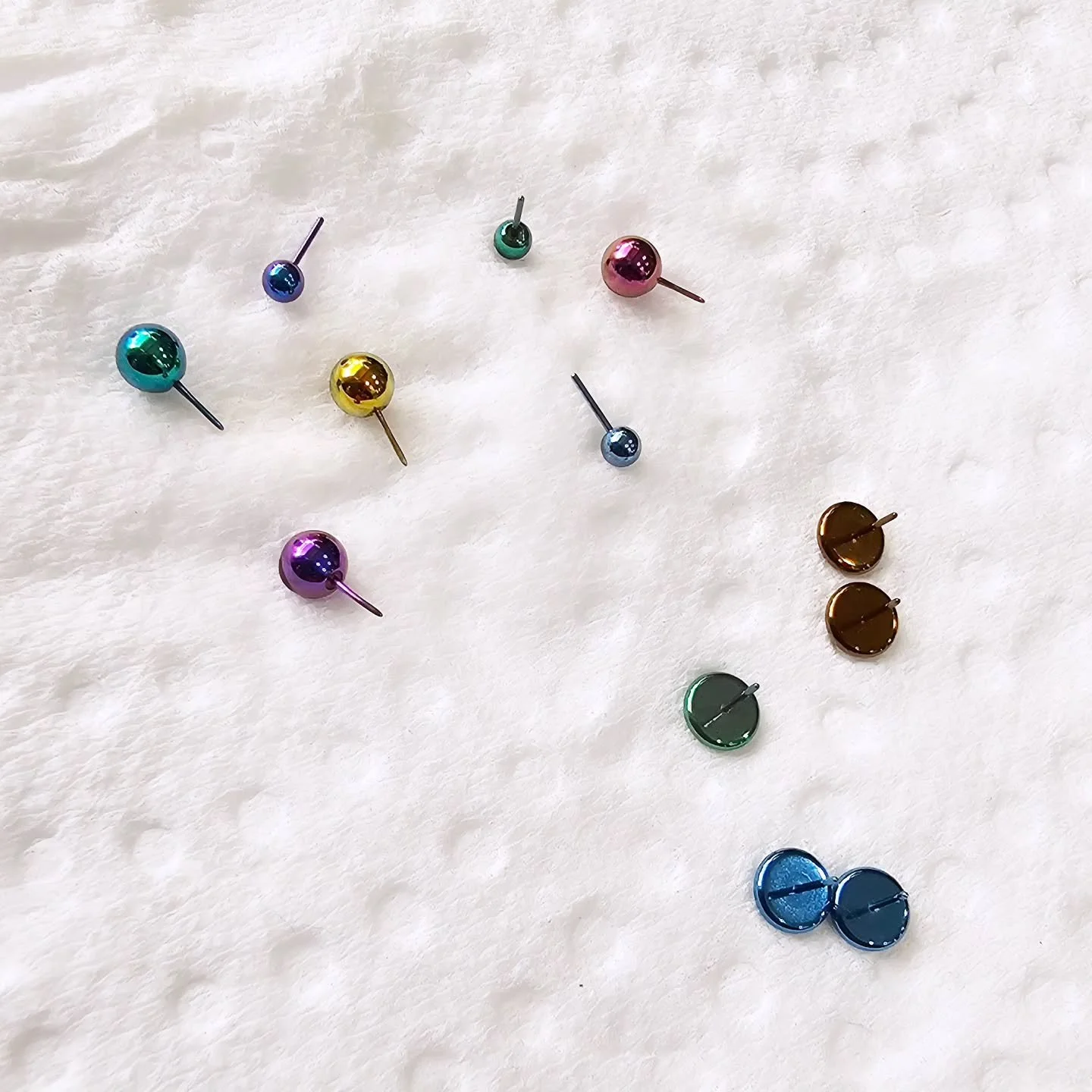 Fun fact >>> anodizing #titanium uses voltage to create color&mdash;no dyes, no coatings, just science🪄 ⚗️

We can hit you with a rainbow of colors (minus a few exceptions: we&rsquo;re looking at you, red, orange &amp; black 👀)&mdash;but i