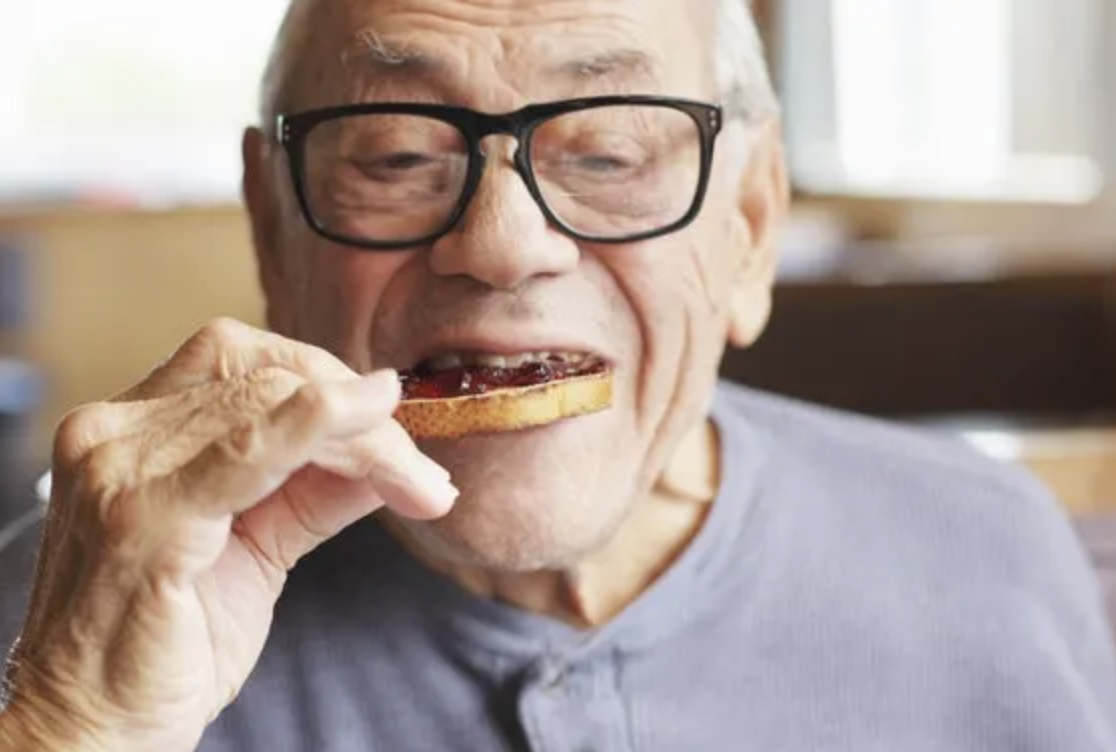 5 Small Changes To Eating Habits That Can Be Signs Of Dementia - HuffPost