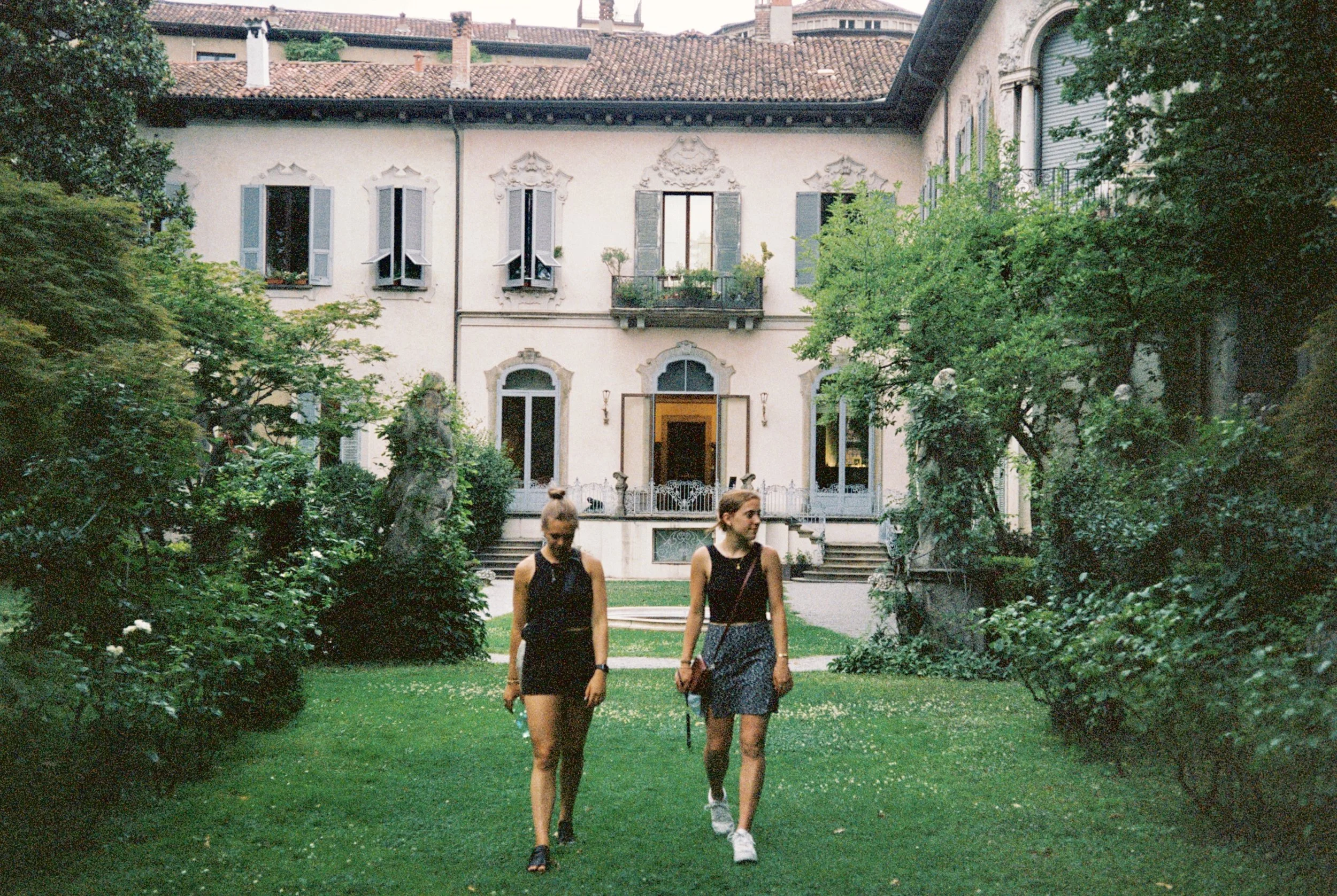R1-08312-0010.jpg