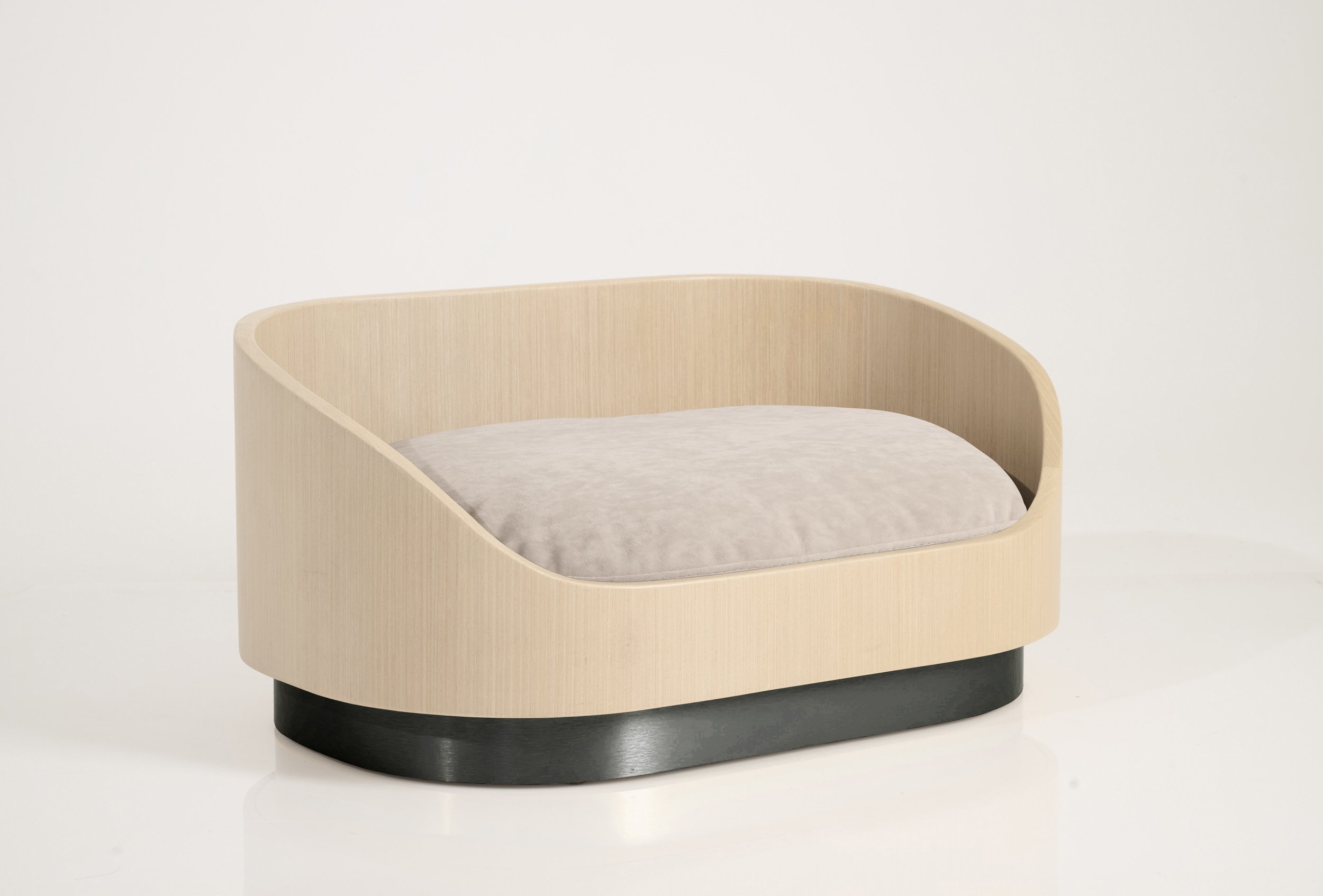 Liebling_light_oak_frame_matte_black_base_ivory_cushion.jpg