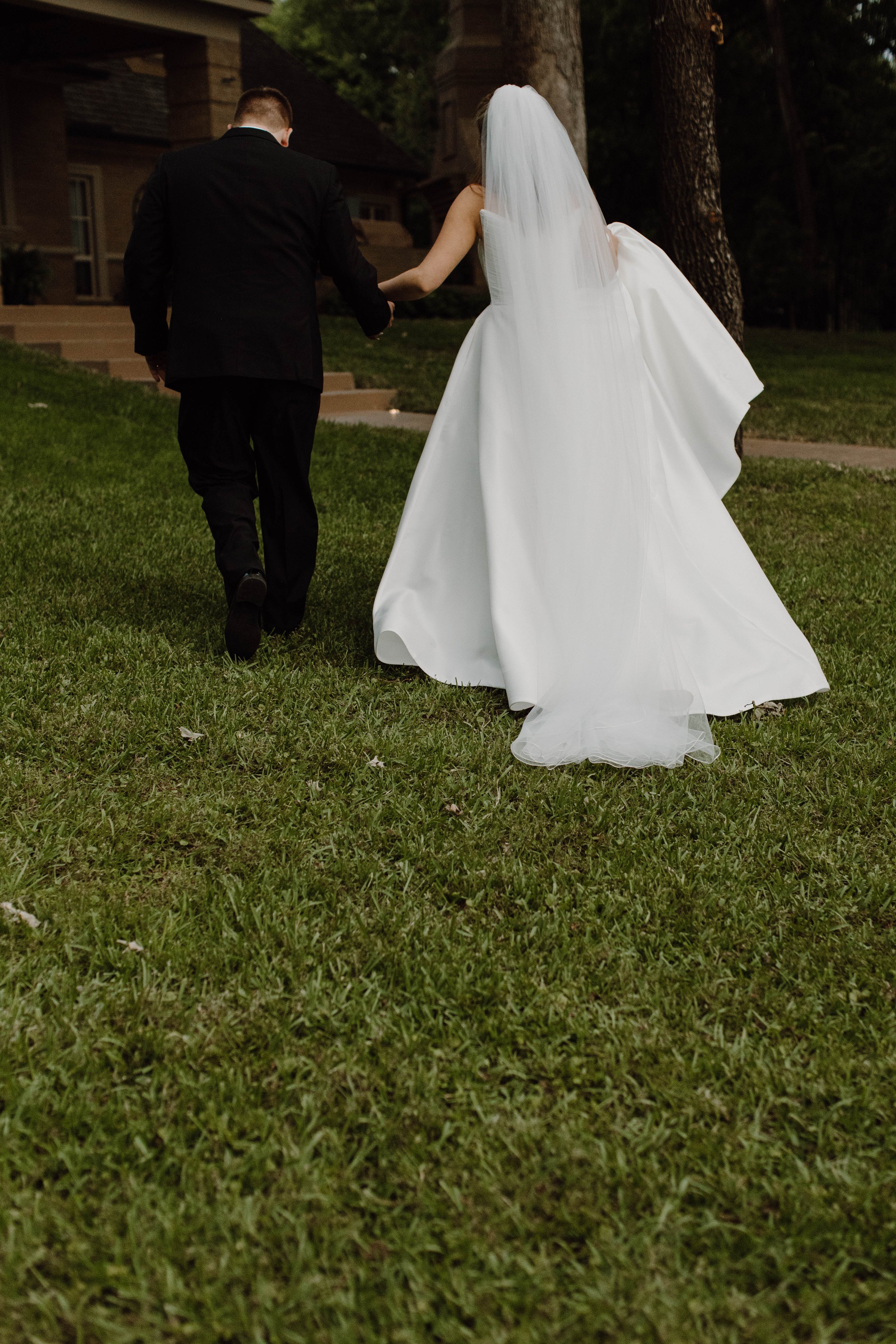 refined details, relaxed atmosphere - capturing all the in-between moments you didn't know you needed to tell your wedding story.