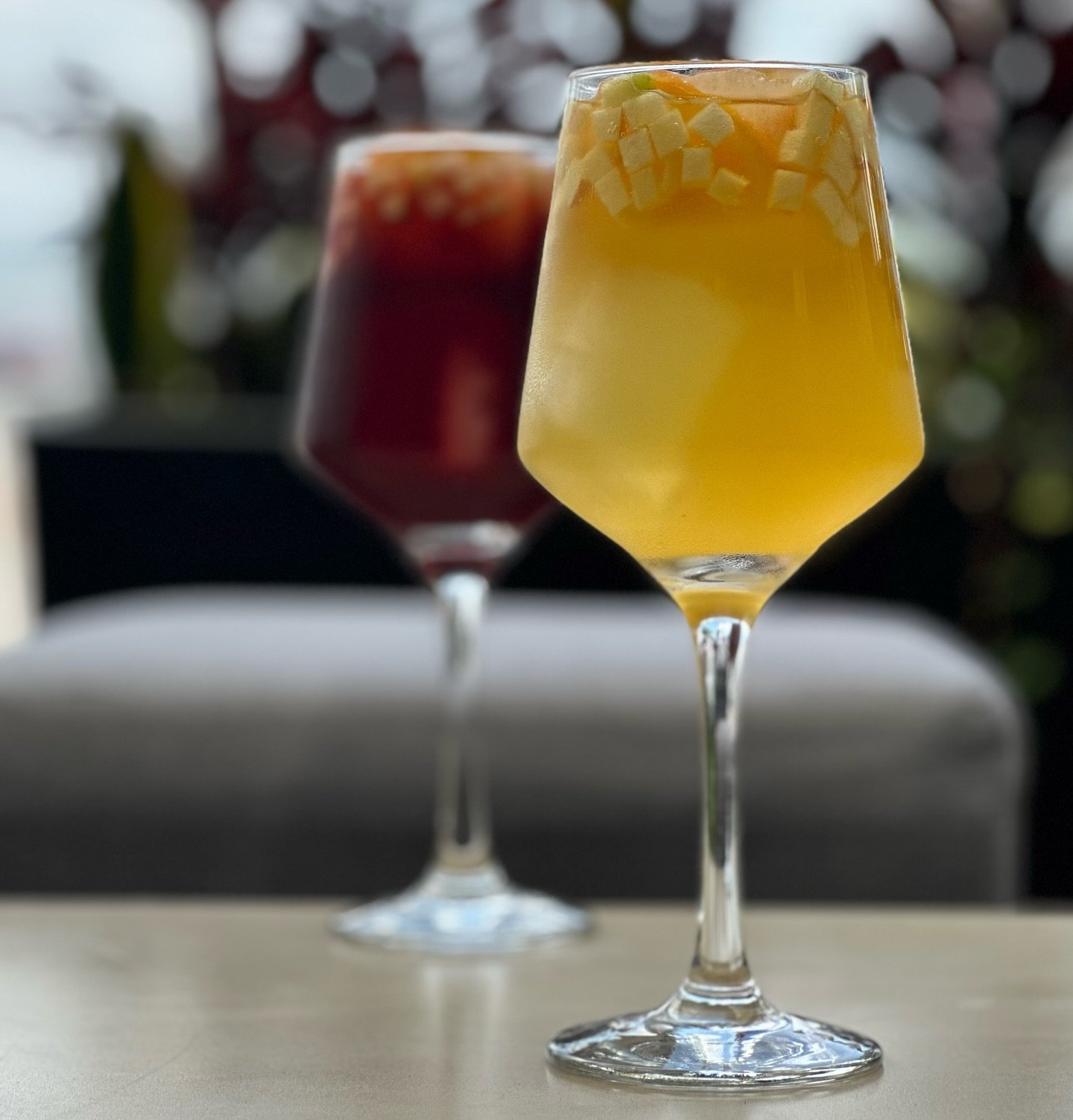Salud🥂 por una tarde perfecta disfrutando de nuestra sangr&iacute;a🍹&iquest;cu&aacute;l es tu favorita?