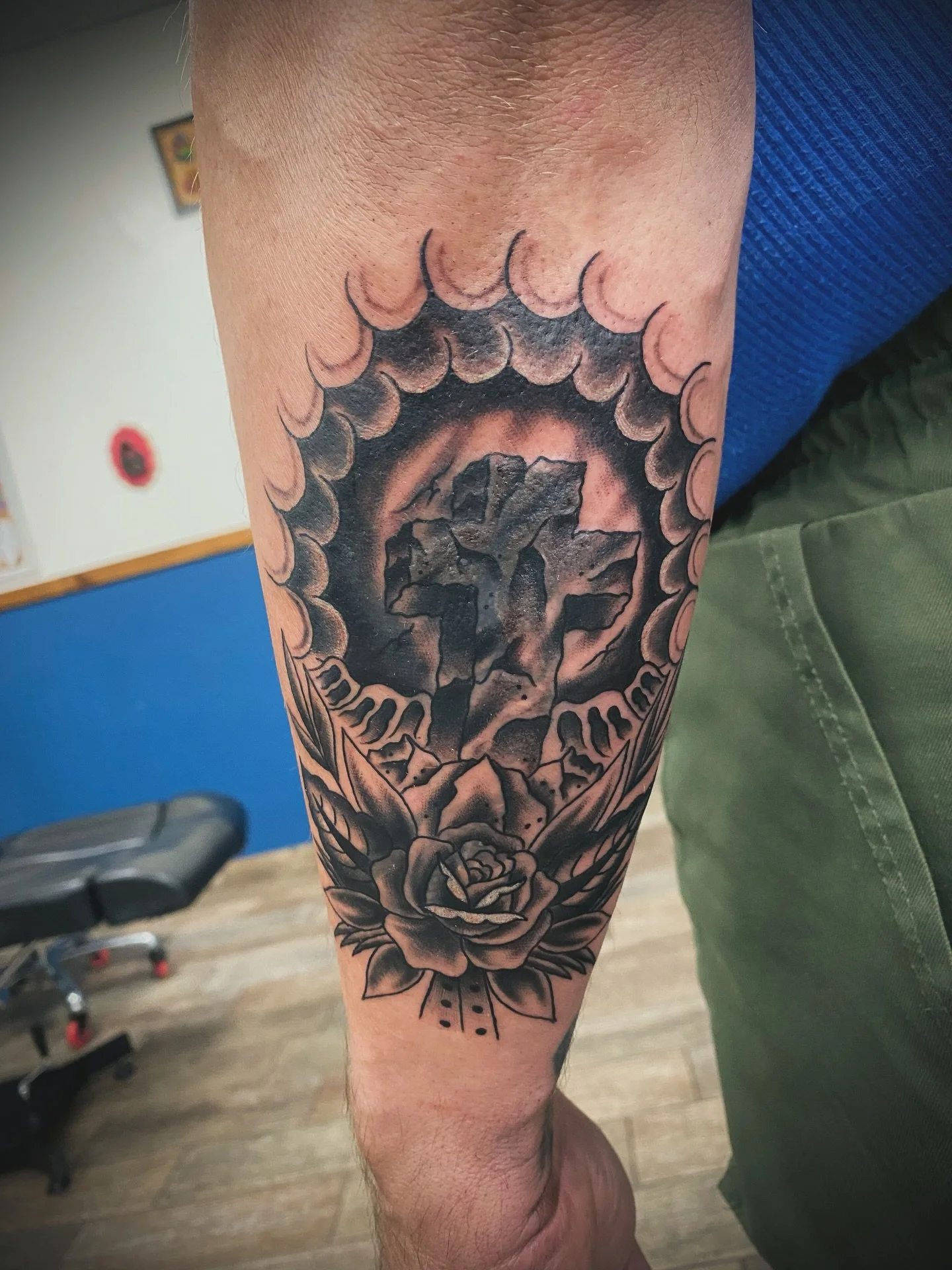 Erased some poor soul&rsquo;s old tattoo with this banger! 💯
Got a tattoo you regret? 
DM me, I&rsquo;ll fix your bad decision
.
.
.
.
.

#CoverupGod #Tattoo #TucsonInk #TraditionalTattoo #Ink #ArizonaTattooArtist #TattooDesign #AmericanTraditional 