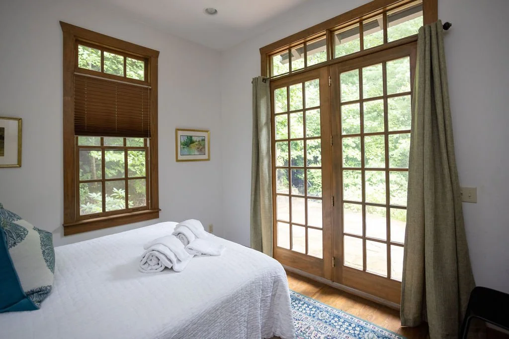 QUEEN WATERFALL PRIVATE ROOM 1 BED ~ Georgia Retreat