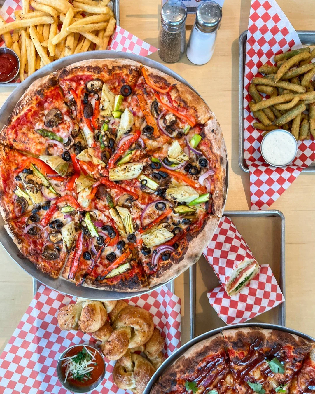🍕 Back-to-school chaos? Skip the stress - Tio&rsquo;s Pizza has dinner covered. Dine in, takeout, or DoorDash it!

#tiospizzachico #pizza #foodiesofchico #backtoschool #dinner