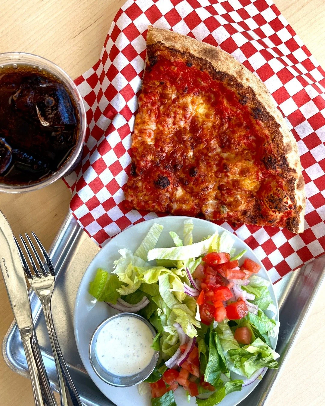 Lunch hack: one slice = &frac14; pizza, all the flavor 🍕 Stop by and see why it&rsquo;s the perfect midweek pick-me-up💙

(Pictured: One of our Lunch Special that includes a slice, side salad and soda!)

#tiospizzachico #lunchtime #foodiesofchico #p