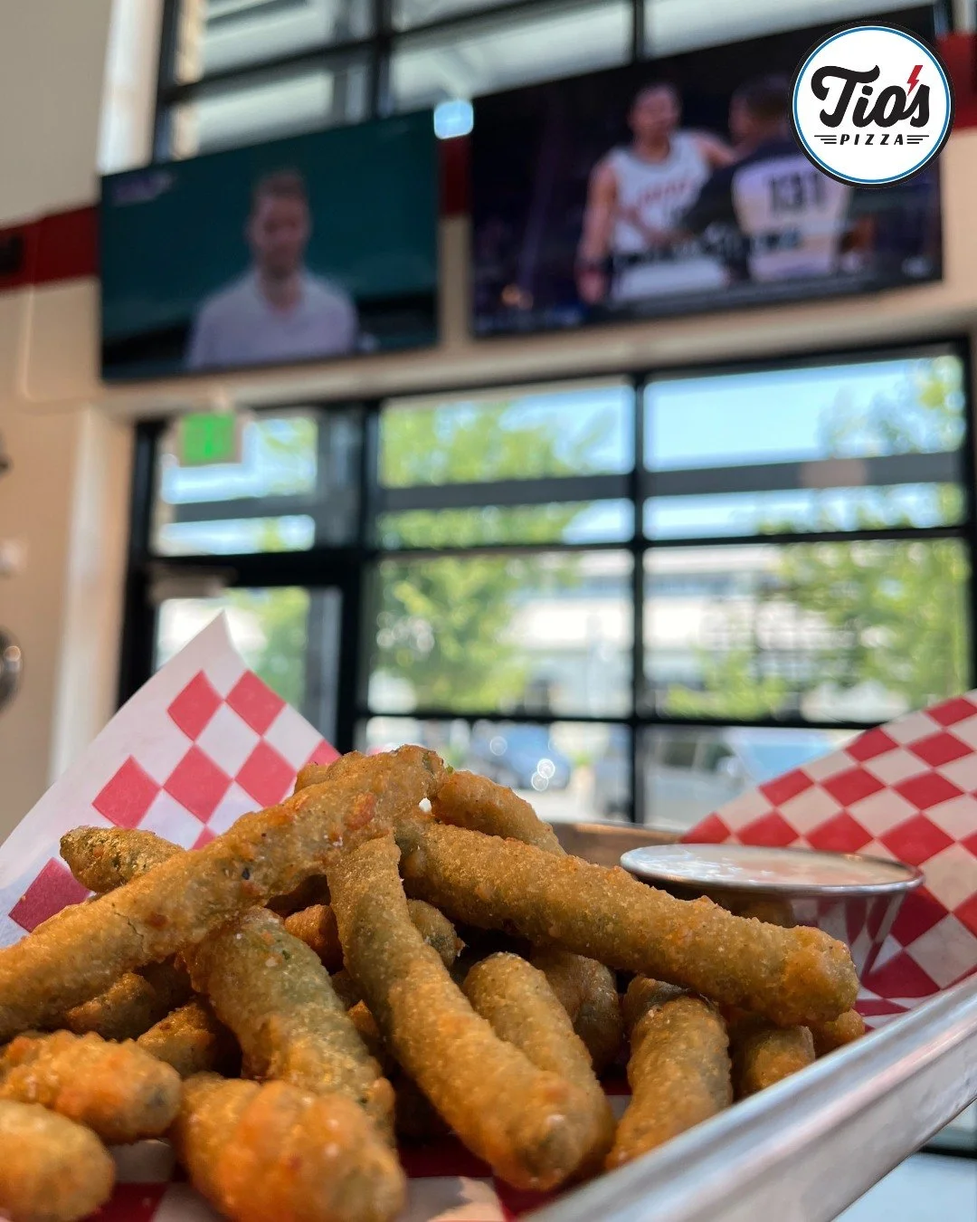 $6 Deep Fried Green Beans?! Say no more! 👏🏼Come join us for Happy Hour today 🍻

#tiospizzachico #happyhour #deepfriedgreenbeans #pizza #chicoca