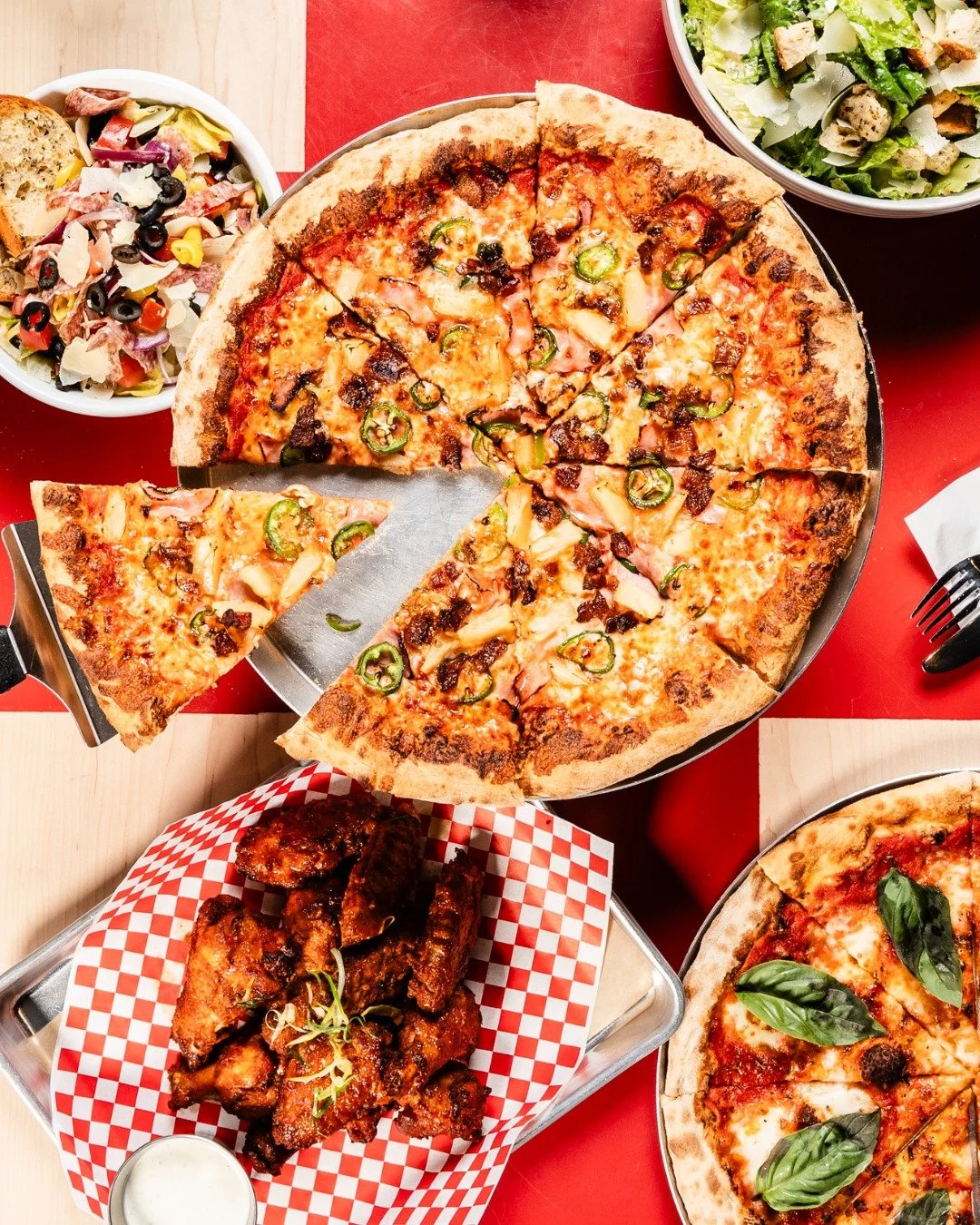 Turkey overload? Head to Tio Pizza for family-friendly happy hour&hellip; and stick around for a delicious dinner 🍕

#tiospizzachico #foodiesofchico #pizza #familyfriendly #arcadegames #happyhourchico