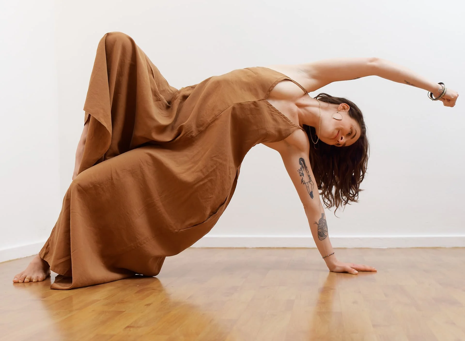 Yogapraxis im Stelzenhaus, die den Körper stärkt und den Weg der Selbsterfahrung und Verkörperung unterstützt.