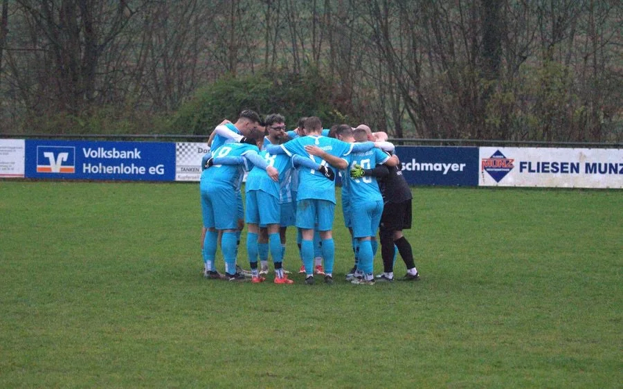 ++ NIEDERLAGE 📸🗞️ ++ 

Die TSG Verrenberg war beim letzten Ausw&auml;rtsspiel beim TSV Kupferzell zu Gast und erwischte auf dem tiefen Platz einen ordentlichen Start. Die Begegnung begann lebhaft, beide Teams suchten fr&uuml;h den Weg zum Tor. In d