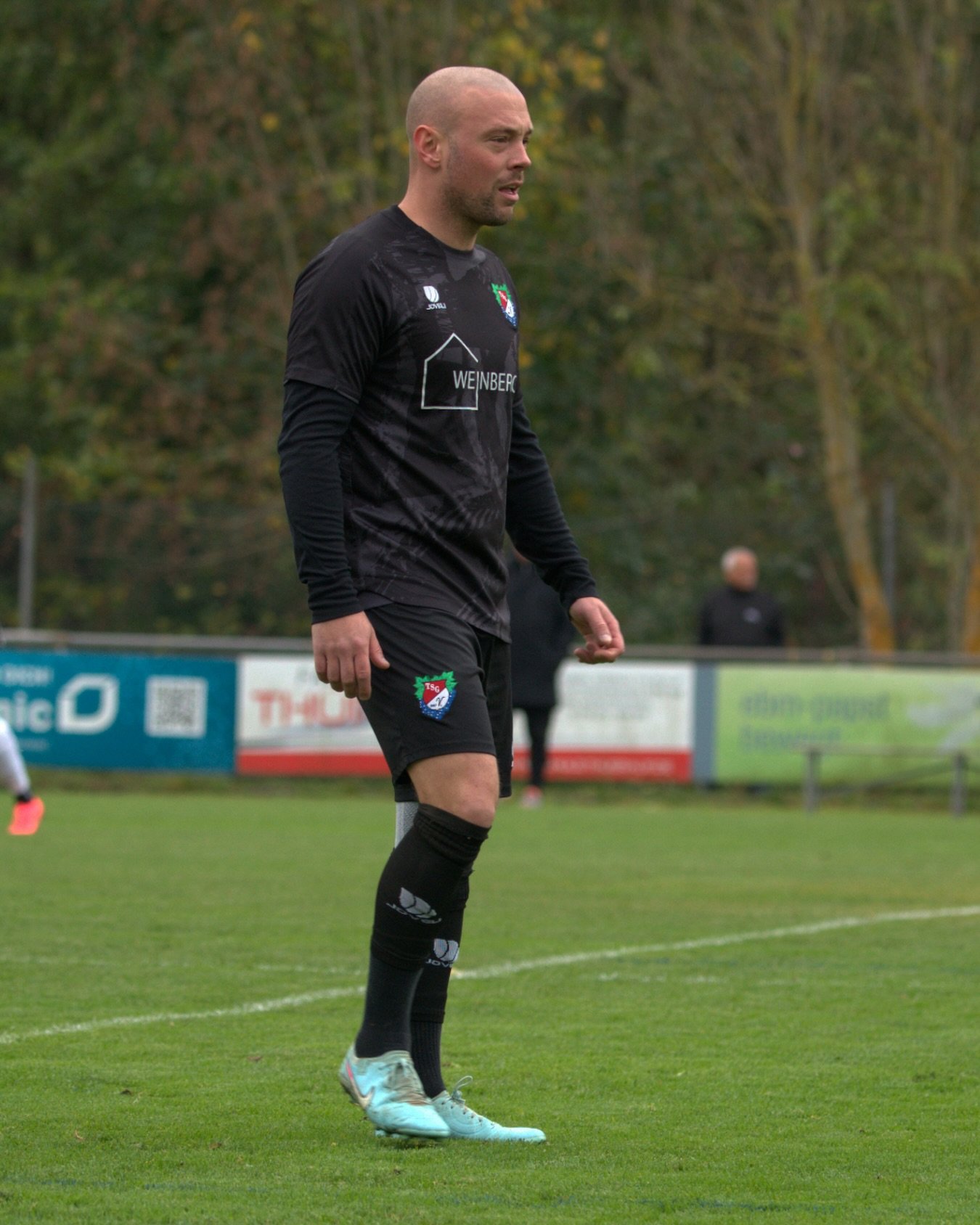 ++ NIEDERLAGE 🗞️ ++ 

Die TSG Verrenberg musste sich am heutigen Spieltag ausw&auml;rts bei der SG D&ouml;rzbach/Klepsau mit 3:2 geschlagen geben. Auf schwierigem und tiefem Untergrund entwickelte sich von Beginn an ein intensives Spiel. In der 18. 