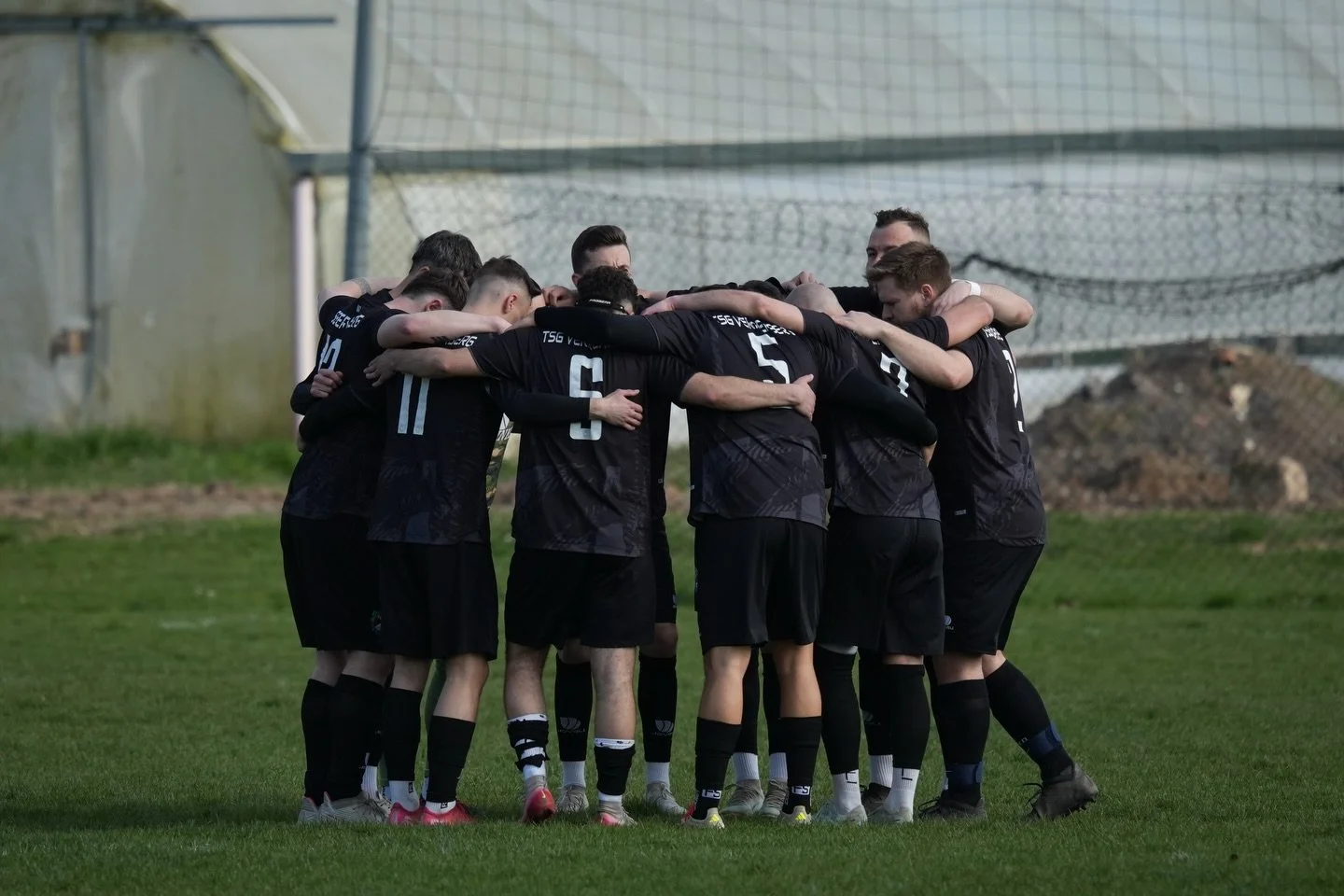 ++ UNENTSCHIEDEN 📸🗞️ ++ 

Die TSG Verrenberg empfing am heutigen Spieltag die favorisierte SGM Niedernhall/Wei&szlig;bach auf heimischem Platz. Die Rollen waren vor Anpfiff klar verteilt, doch die Gastgeber zeigten von Beginn an, dass sie sich kein