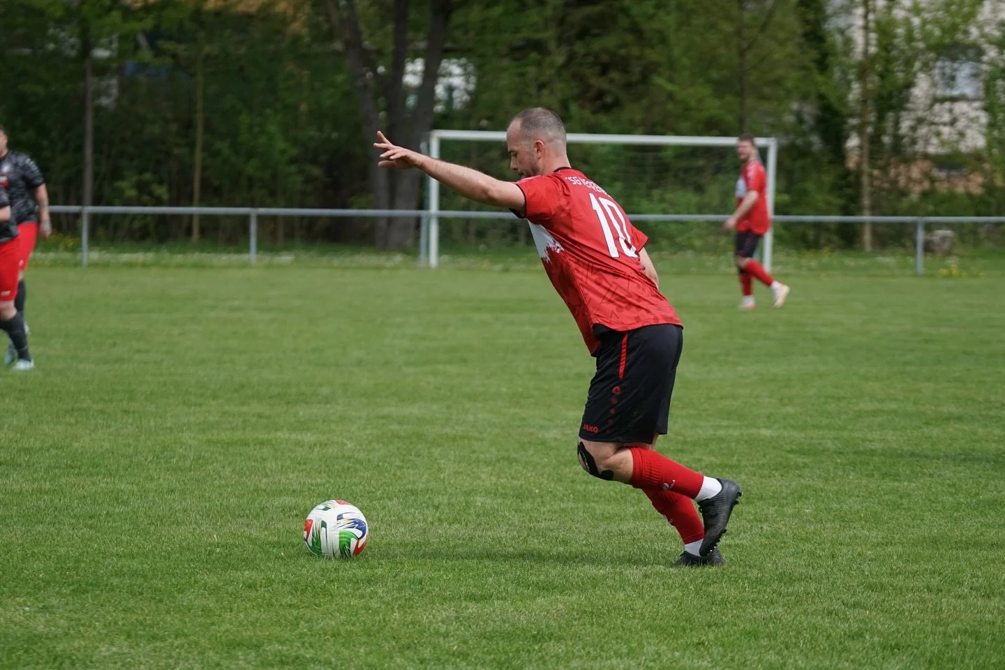 ++ RESERVE 🗞️ ++ 

Heute war die Reserve zu Gast beim TSV Ohrnberg und erwischte einen rabenschwarzen Start. Bereits nach 13 Minuten lag die TSG mit 3:0 hinten. In der 27. Spielminute erzielte Million Kidane nach Vorlage von Moritz Kraft den Anschlu