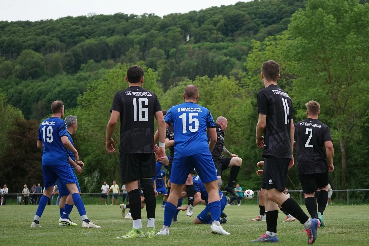 ++ 1.MANNSCHAFT 📸🗞️ ++ 

Heute war die TSG zu Gast bei der SGM K&uuml;nzelsau/Ingelfingen in Ingelfingen. In den ersten Minuten tasteten sich beide Mannschaften ab. In der 11. Spielminute ging die SGM nach einem Eckball per Kopf mit 1:0 in F&uuml;h