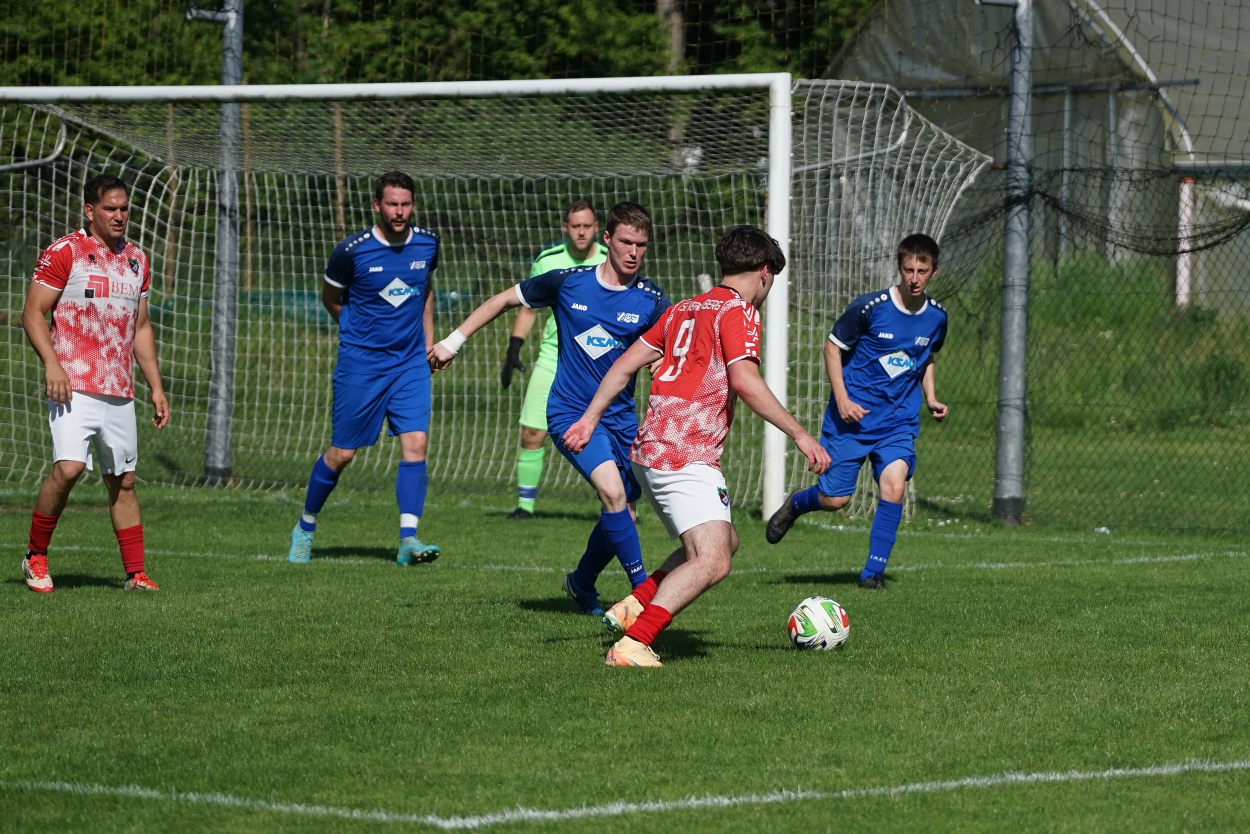 ++ 1.MANNSCHAFT 📸🗞️ ++ 

Die TSG Verrenberg bestritt gestern ihr vorletztes Heimspiel der Saison gegen den Favoriten SGM Bieringen/Berlichingen/Jagsthausen. Bei sommerlich warmen Temperaturen tasteten sich beide Mannschaften in den Anfangsminuten z