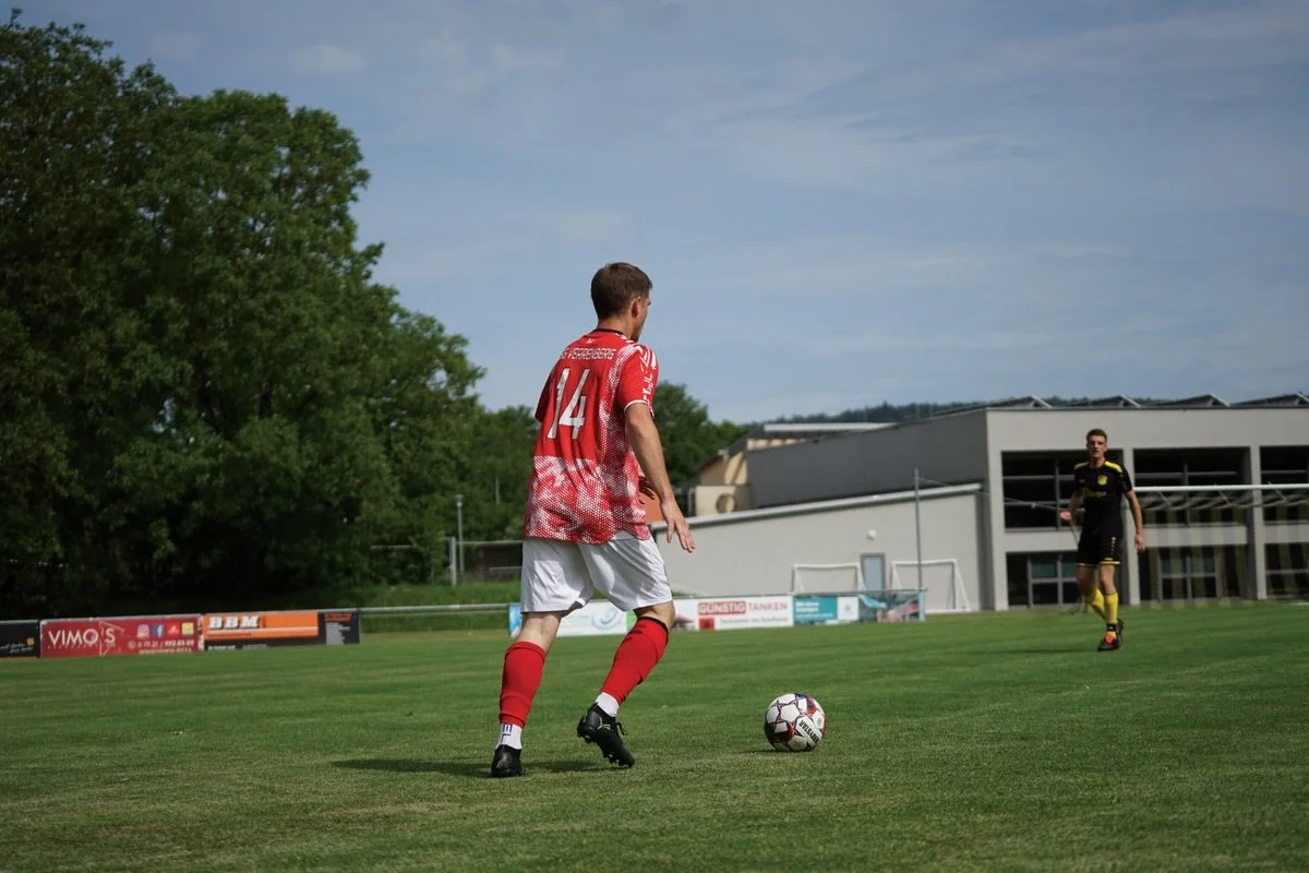 ++ 1.MANNSCHAFT 📸🗞️ ++ 

Die TSG Verrenberg war am Samstag beim direkten Konkurrenten, dem 1.FC Igersheim, zu Gast. Von Beginn an entwickelte sich eine intensive und umk&auml;mpfte Partie mit vielen Zweik&auml;mpfen und hohem Einsatz auf beiden Sei