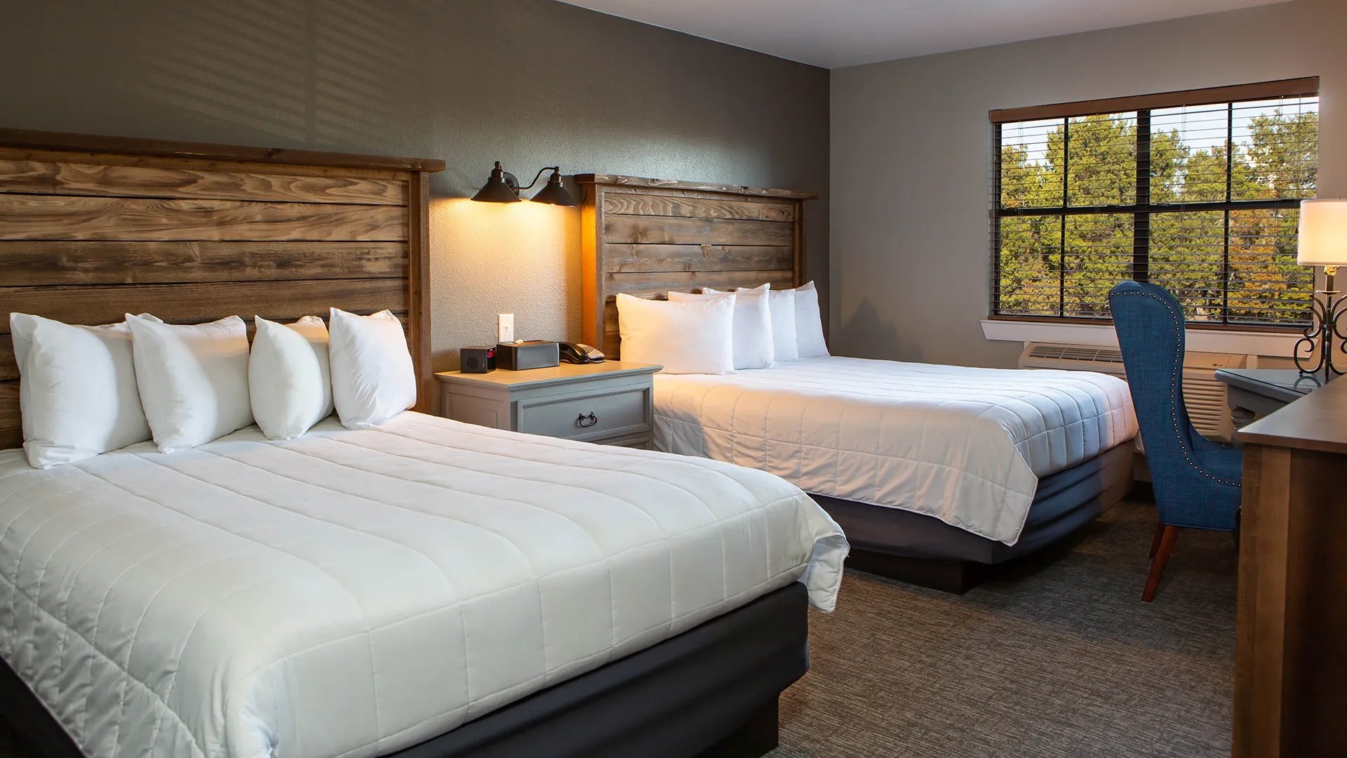 lodge-room-double-queen-downstairs.jpg