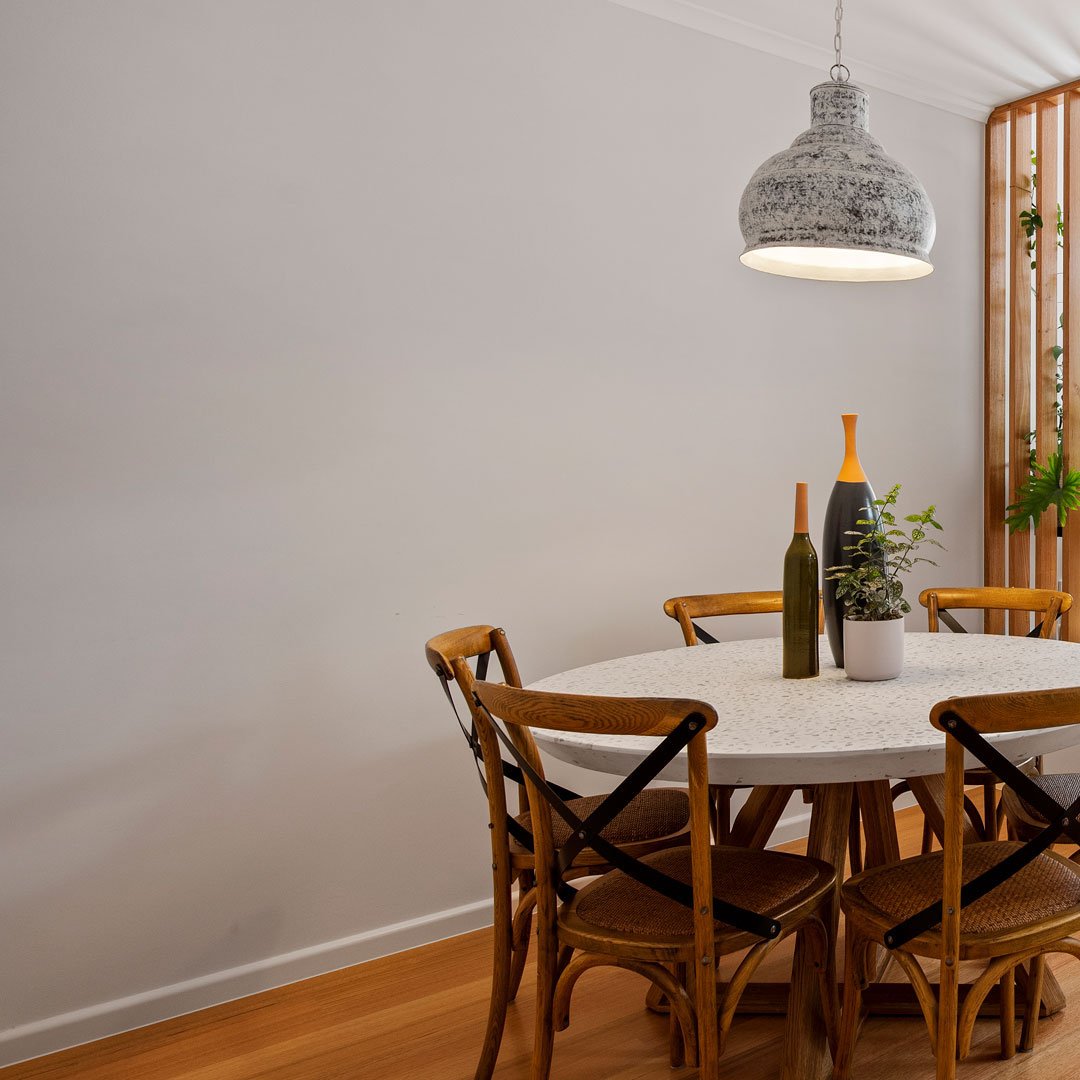 This extensive renovation and extension in Heathmont called for a split-level design to suit the natural fall of the land.  Add in some custom touches, like the stunning timber screening, and the perfect dining/living space was created ✨

Project Det