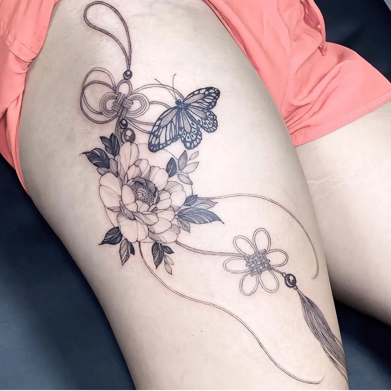 Norigae with fine line floral and butterfly