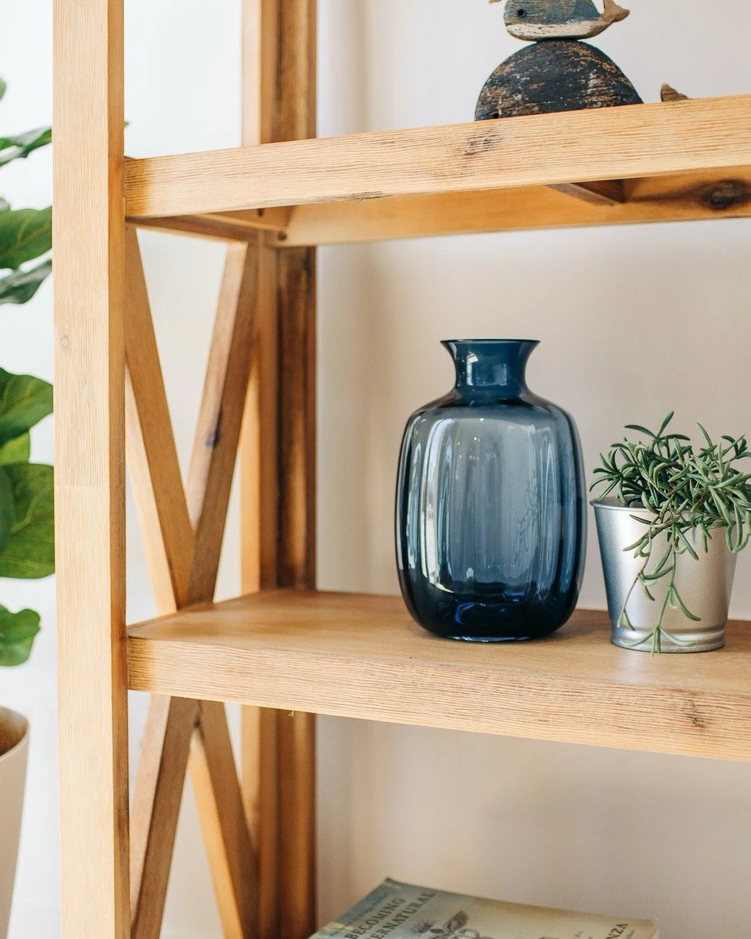 Here at Stay Coffin Bay we pride ourselves on our luxurious and cosy Holiday Accommodation. We believe that finishing touches enhance your stay and make you feel more at home. Take a look through for some of our fave finishes, the sparkly lights migh