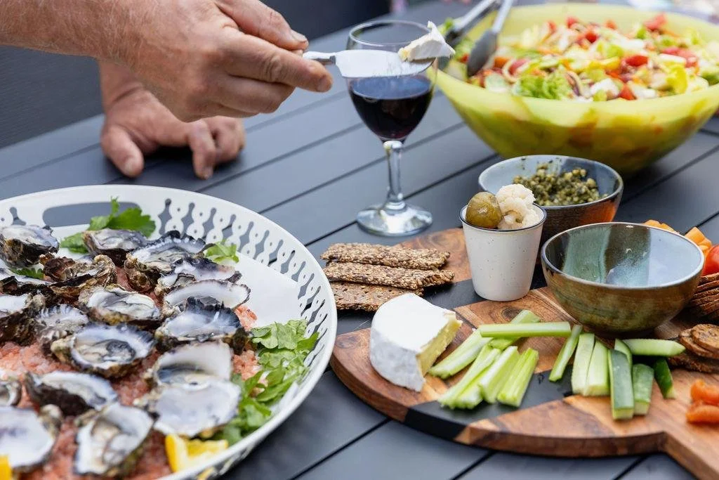 Nothing better than sitting back with friends and enjoying a platter and a drink. Discuss the events of the day and make plans for the next. Coffin Bay is the perfect place to unwind. Plan your next getaway with us via our website. 🐬

#eyrepeninsula