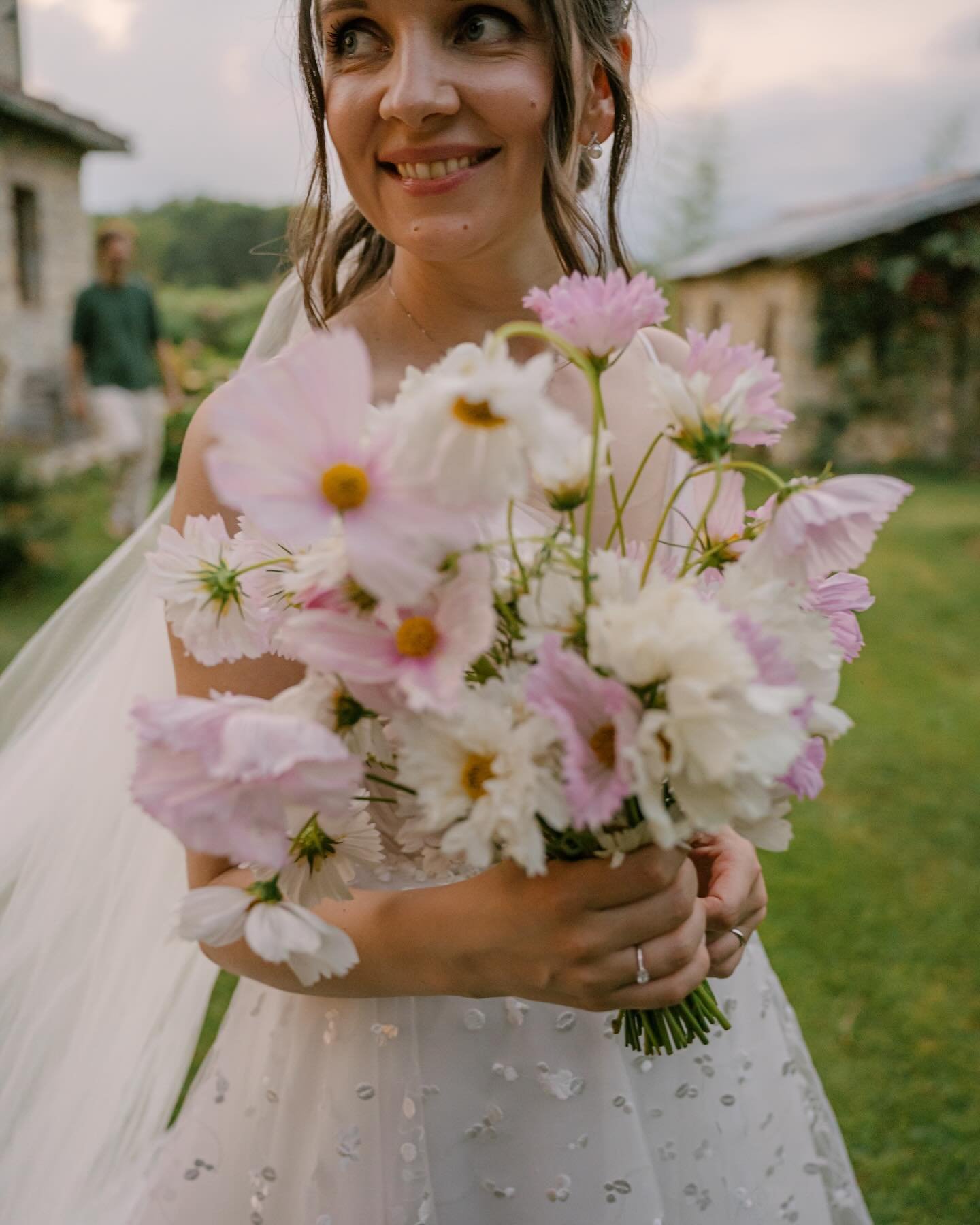Ekaterina with a cloud of cosmos ☁️

Thanks @frasca_flower_farm 

Venue &amp; Planning: @villa61.it 
Floral: @amourdegitane 
Photo: @ksenia.puchina
&bull;
&bull;
&bull;
&bull;
#beautifulbouquet #freshbouquet #uniqueflowers #inspirewithblooms #florala