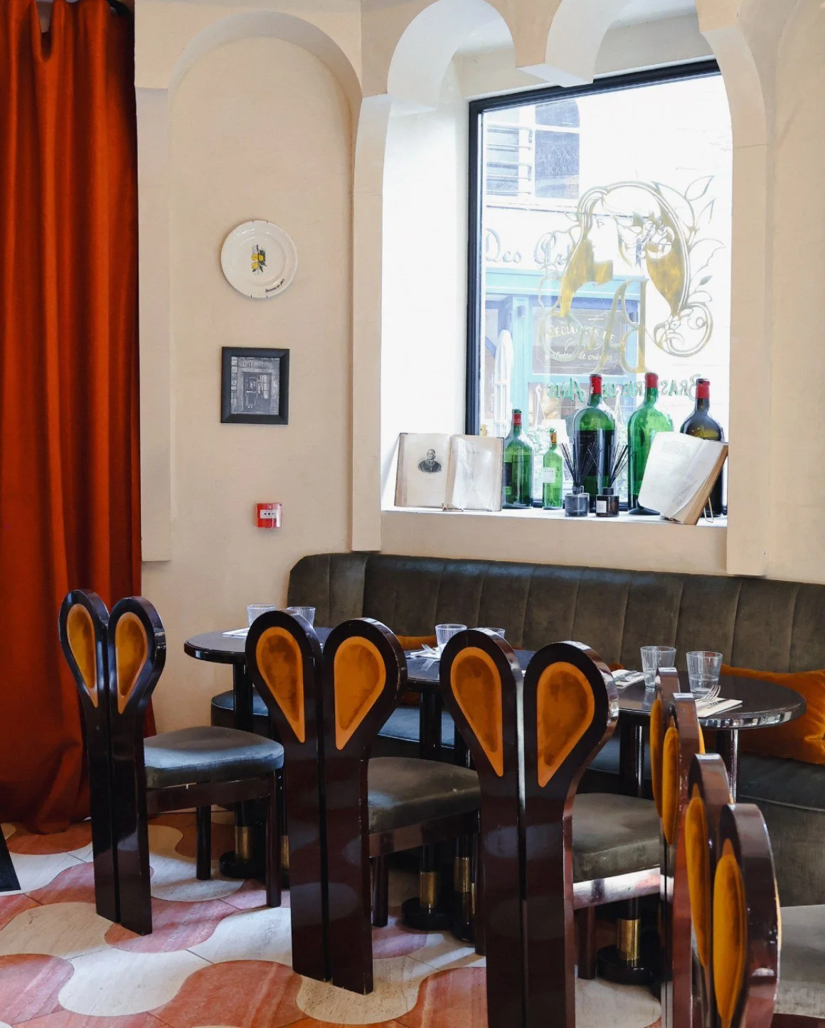 Salle Art nouveau de la Brasserie des Arts dressée pour un dîner de groupe, Saint-Germain-des-Prés