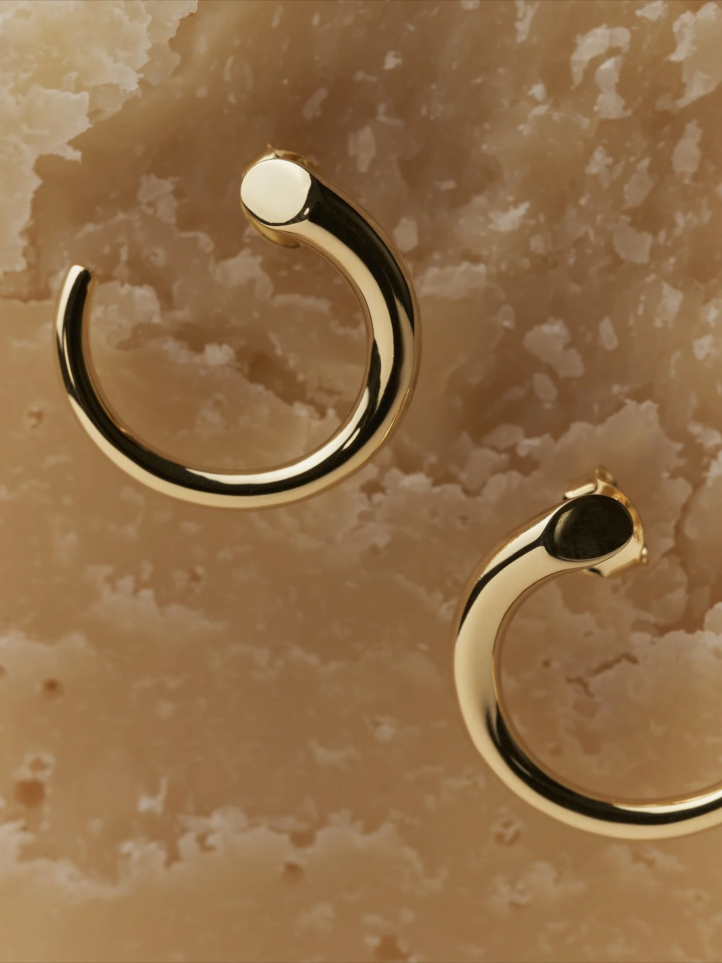 Es gibt doch nichts, was guter Schmuck und ein St&uuml;ck Parmesan nicht l&ouml;sen k&ouml;nnten, oder?

Entdecke unsere neue Kollektion 𝐿𝑎 𝐷𝑜𝑙𝑐𝑒 𝑉𝐴𝑅𝐷𝐴 auf www.vardajewelry.com🤍

#varda #ladolcevarda #finejewelry