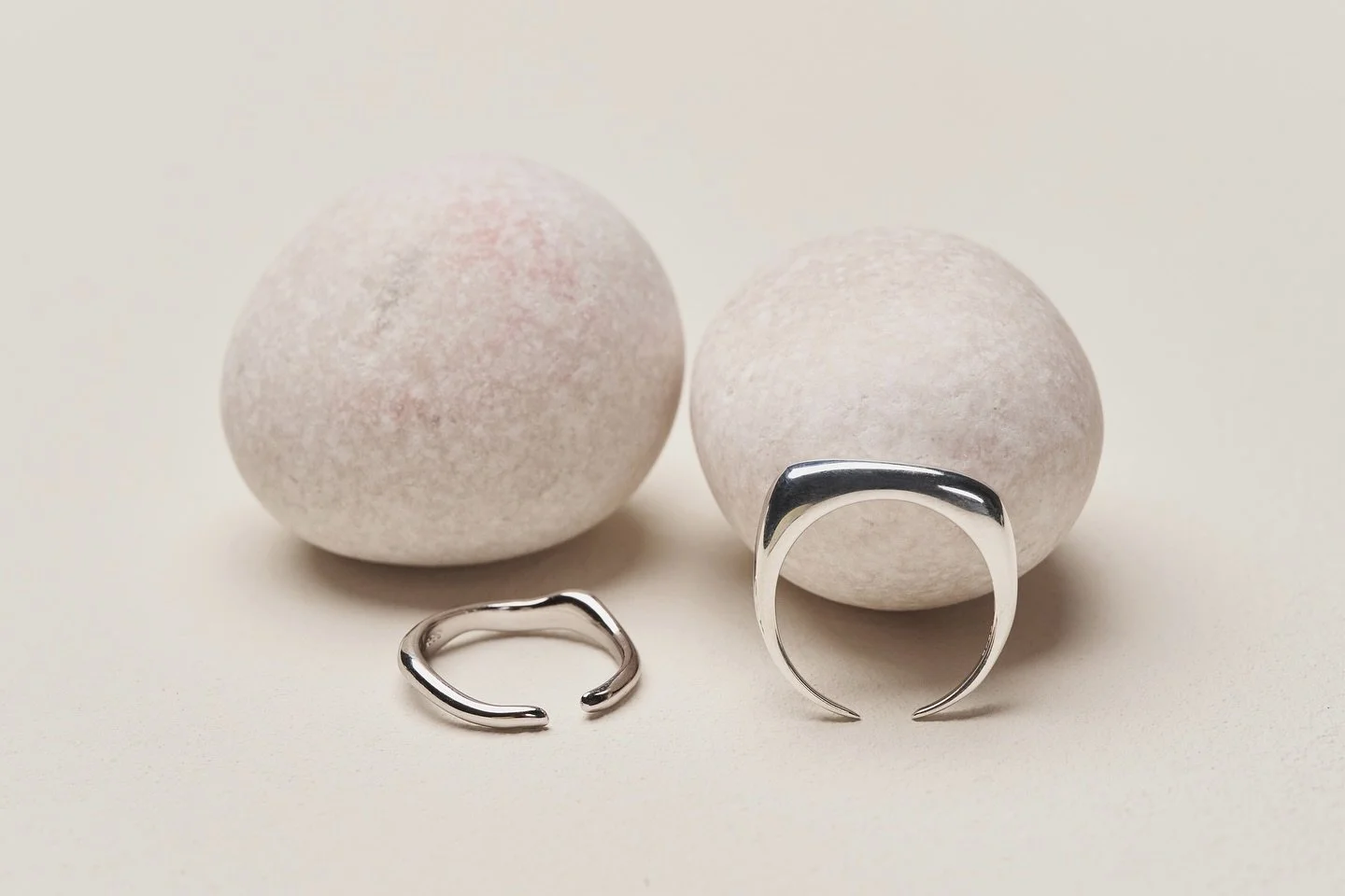 Unsere Ringe Adige und Tiber vervollst&auml;ndigen jeden Look. Zusammen oder auch einzeln 🤍 

Entdecke unsere neue Kollektion 𝐿𝑎 𝐷𝑜𝑙𝑐𝑒 𝑉𝐴𝑅𝐷𝐴 auf www.vardajewelry.com🤍

#varda #ladolcevarda #finejewelry